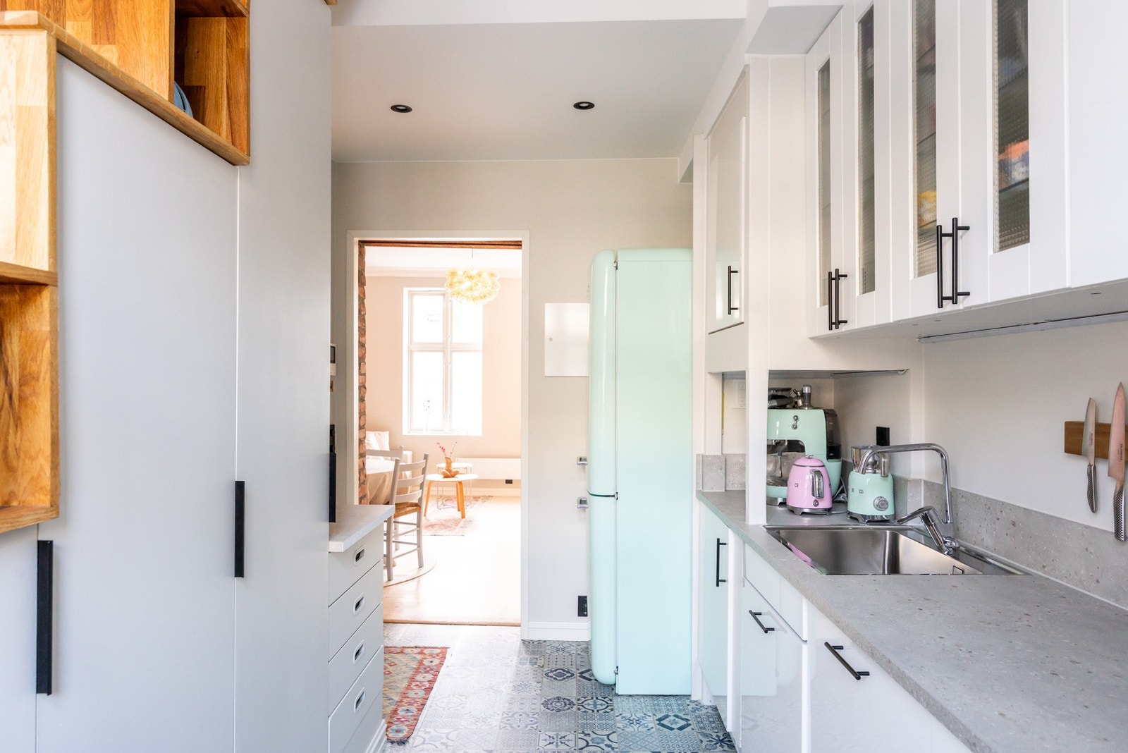 Kjøkkenet fremstår pent og funksjonelt, med kjøkkeninnredning med glatte fronter og laminat benkeplate. Galleribilde