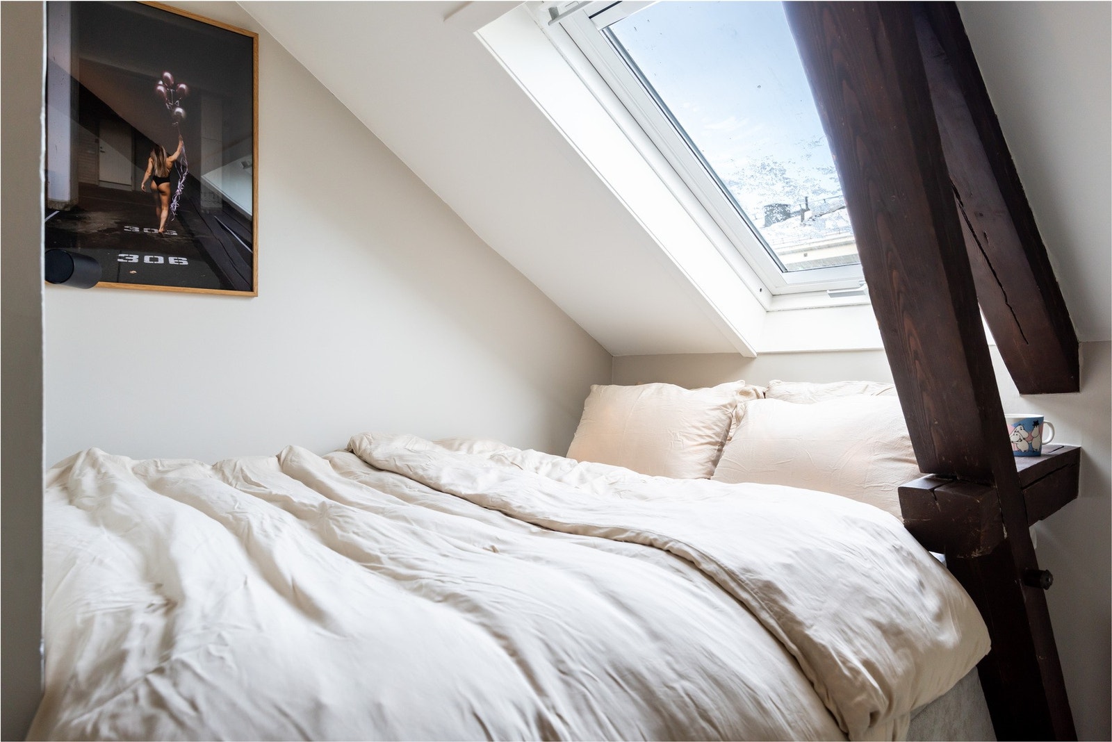 Rommet har god plass til dobbeltseng og nattbord. Velux-vindu slipper inn godt med dagslys og bidrar til en lys og behagelig atmosfære Galleribilde