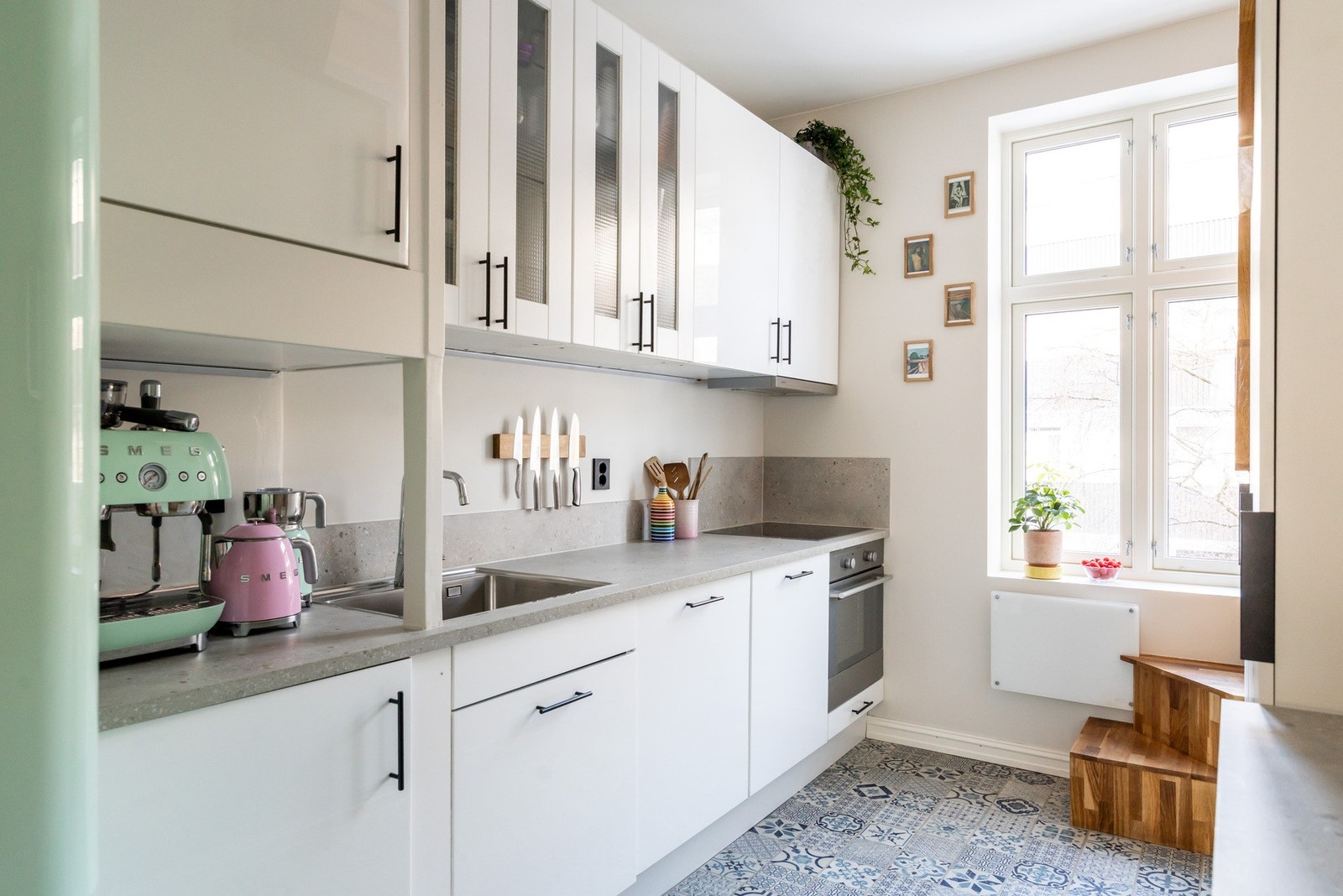 Godt med skap- og benkplass så her ligger alt til rette for kokkelering til hverdag og fest. Galleribilde