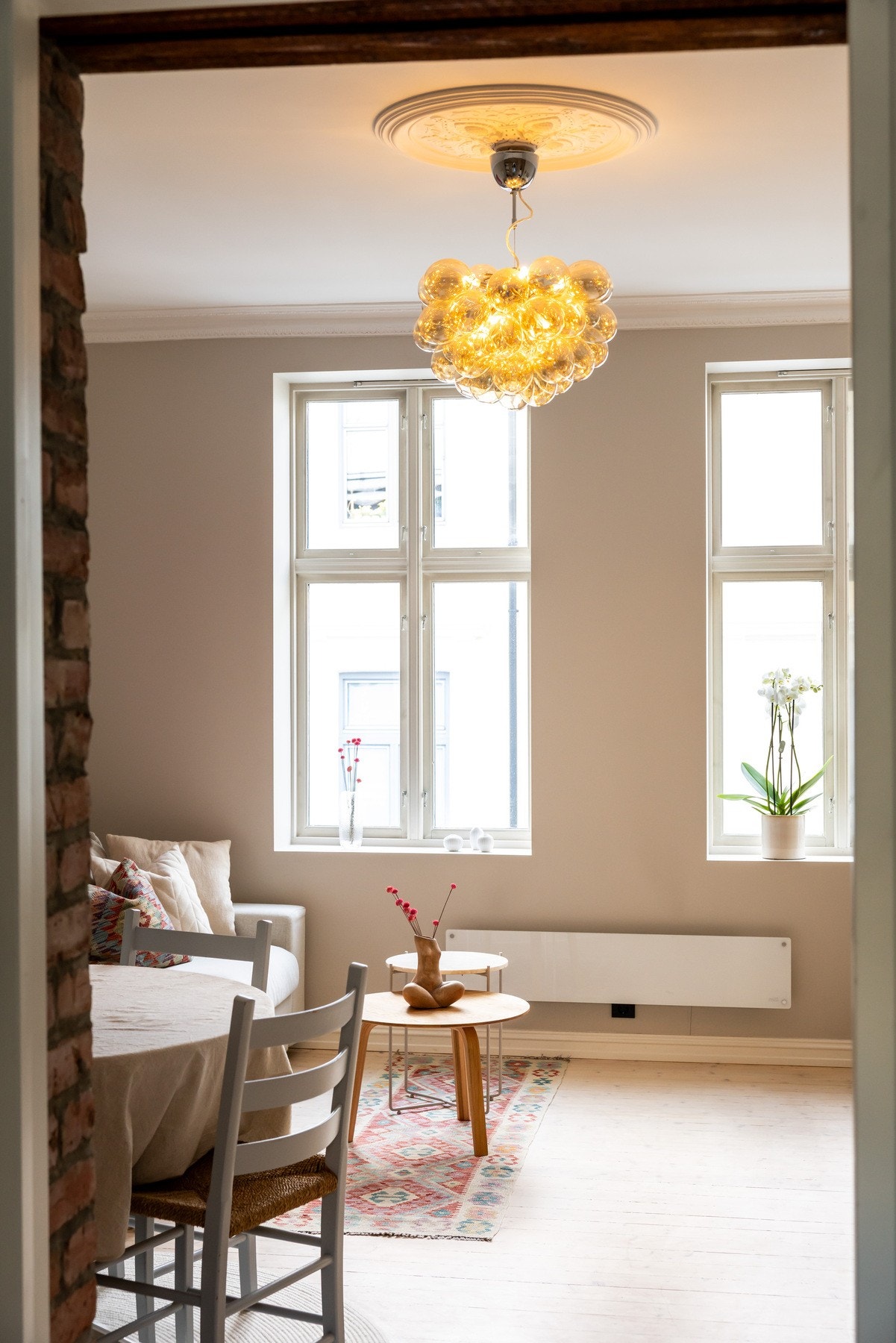 Store vindusflater sørger for rikelig med naturlig lys gjennom dagen og fremhever leilighetens sjarmerende preg Galleribilde