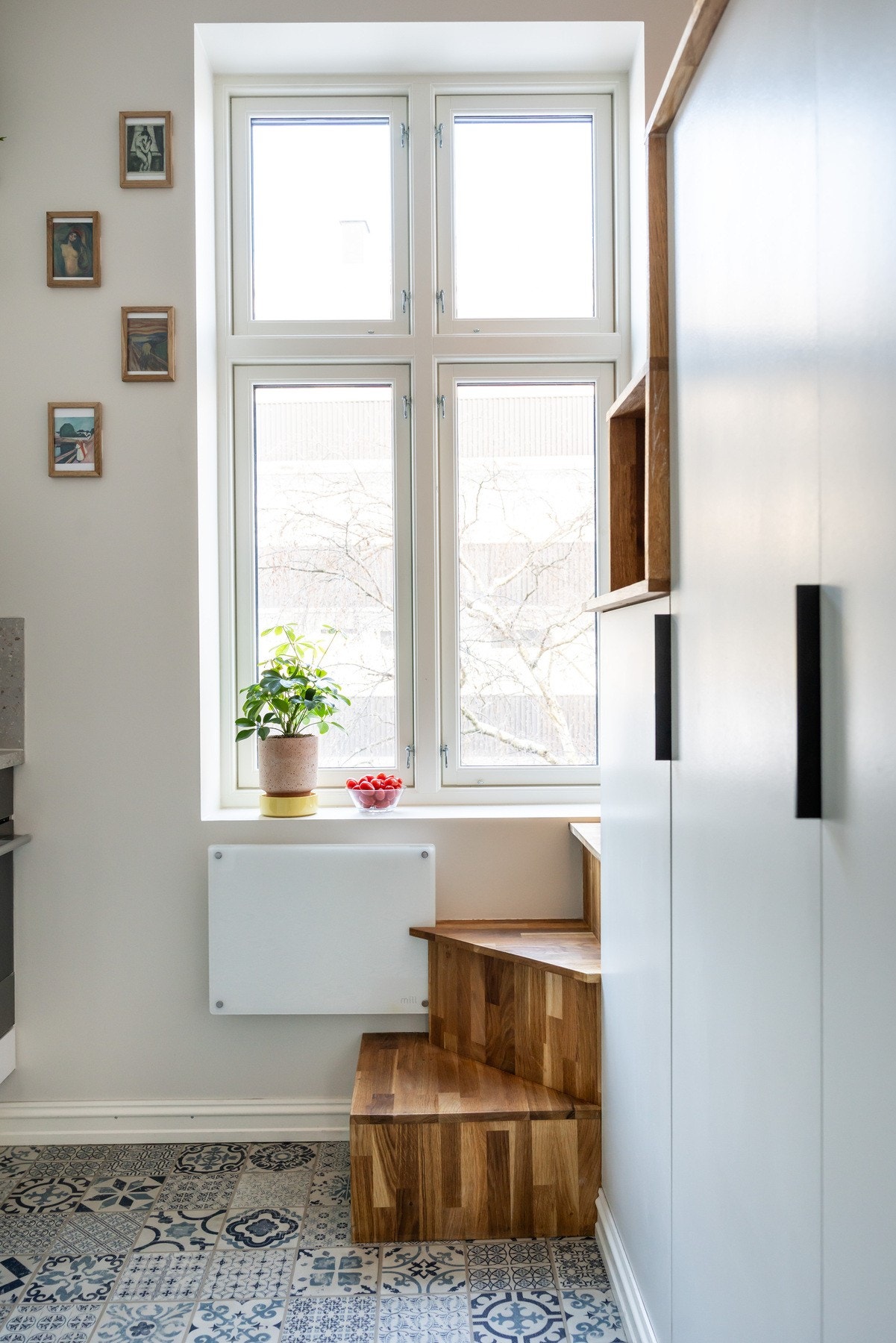 Fra kjøkkenet fører en elegant og plassbesparende eiketrapp opp til leilighetens øvre plan i 4. etasje Galleribilde