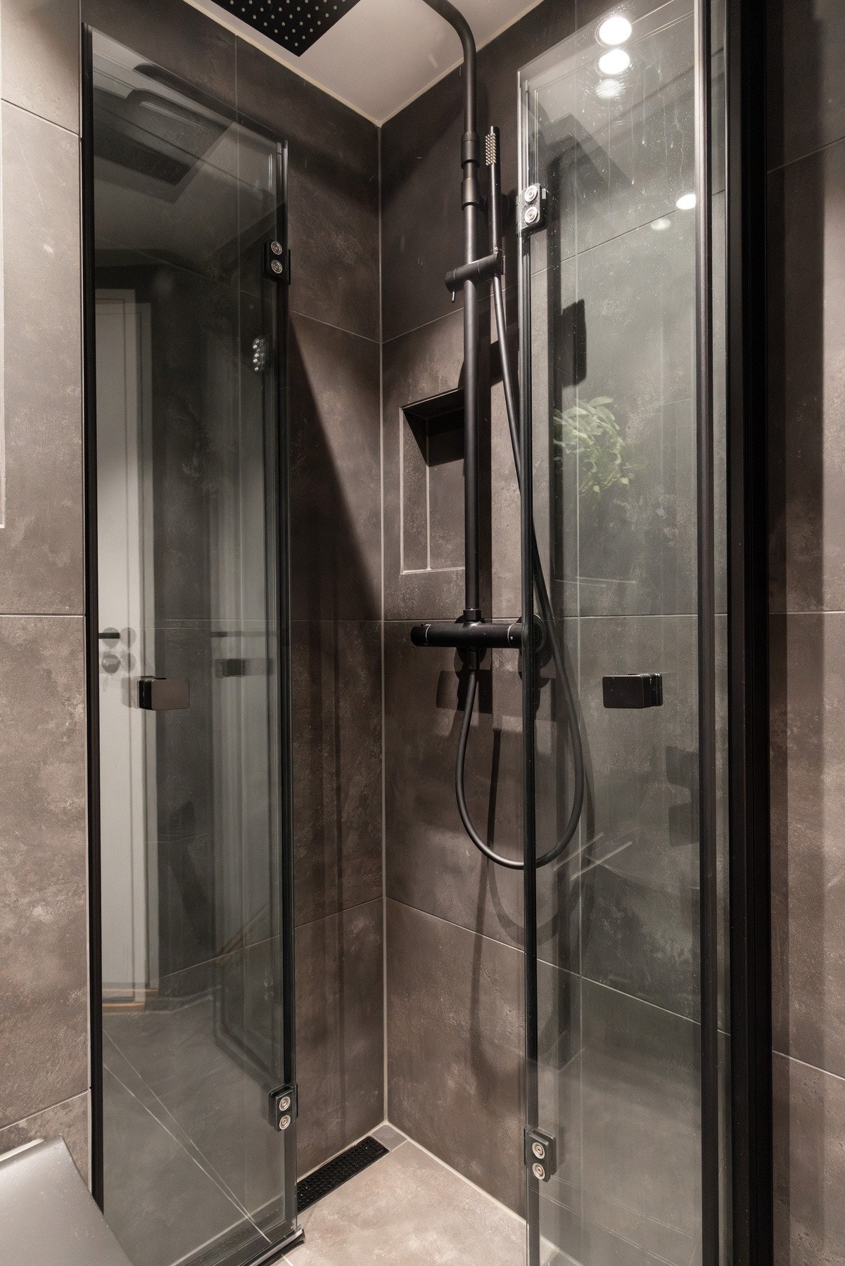 Dusjen er utstyrt med innadslående dusjdører som gir effektiv utnyttelse av arealet Galleribilde