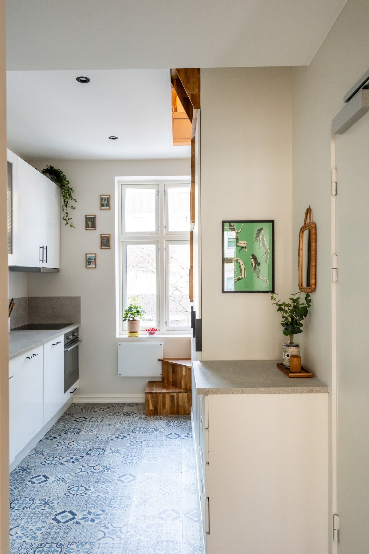 Fra entréen kommer man rett inn på det fine kjøkkenet i leiligheten. Galleribilde