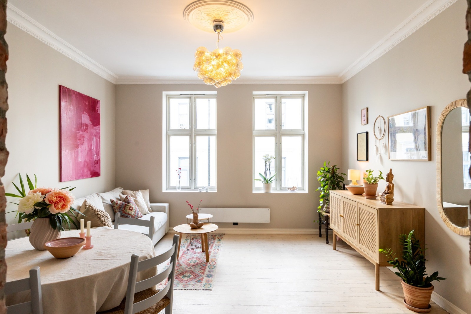 Stuens størrelse og utforming gjør stuen velegnet for både hverdagsliv og sosiale sammenkomster. Galleribilde