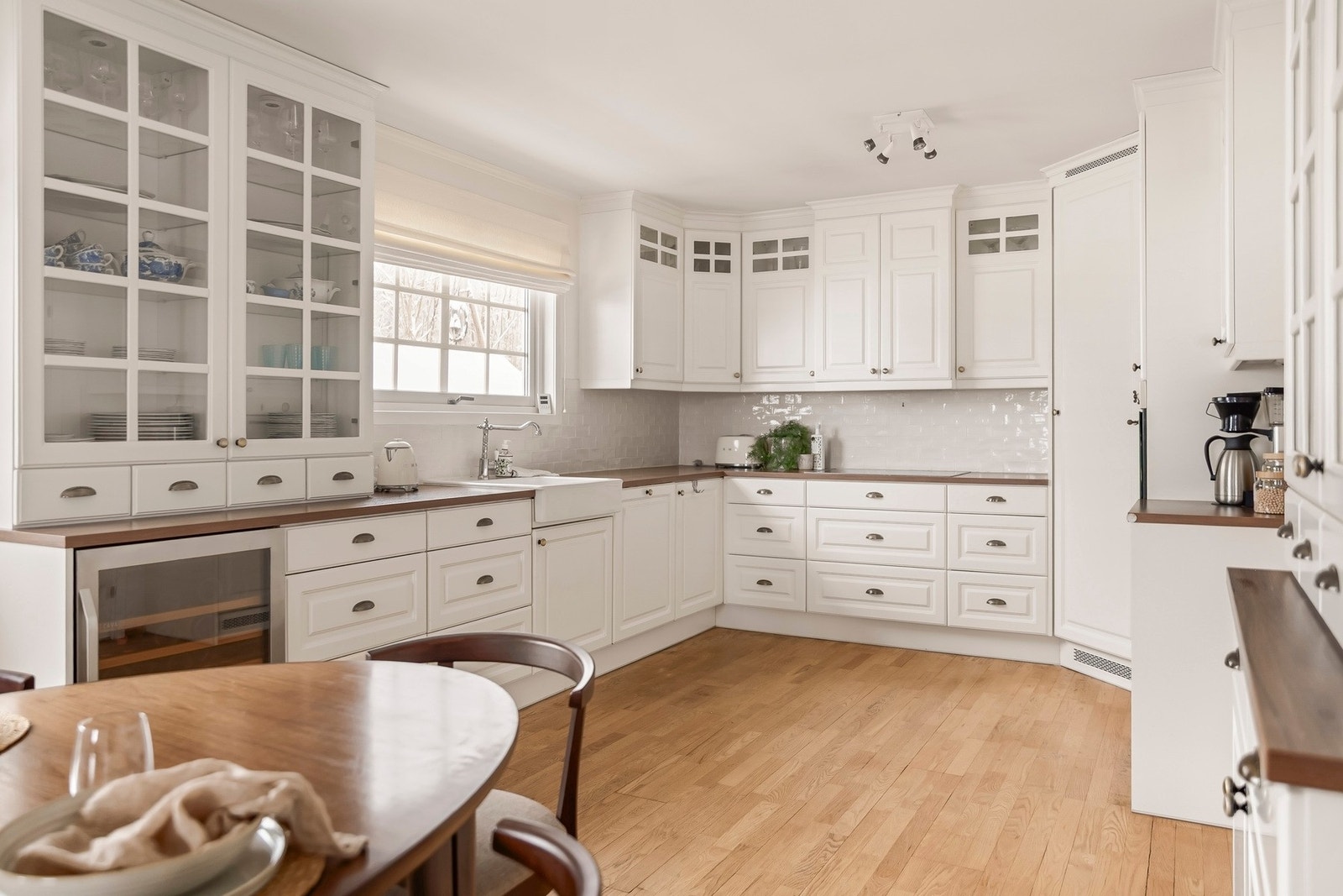 Det er god skap- og benkeplass for matlaging og oppbevaring av kjøkkenredskaper. Galleribilde