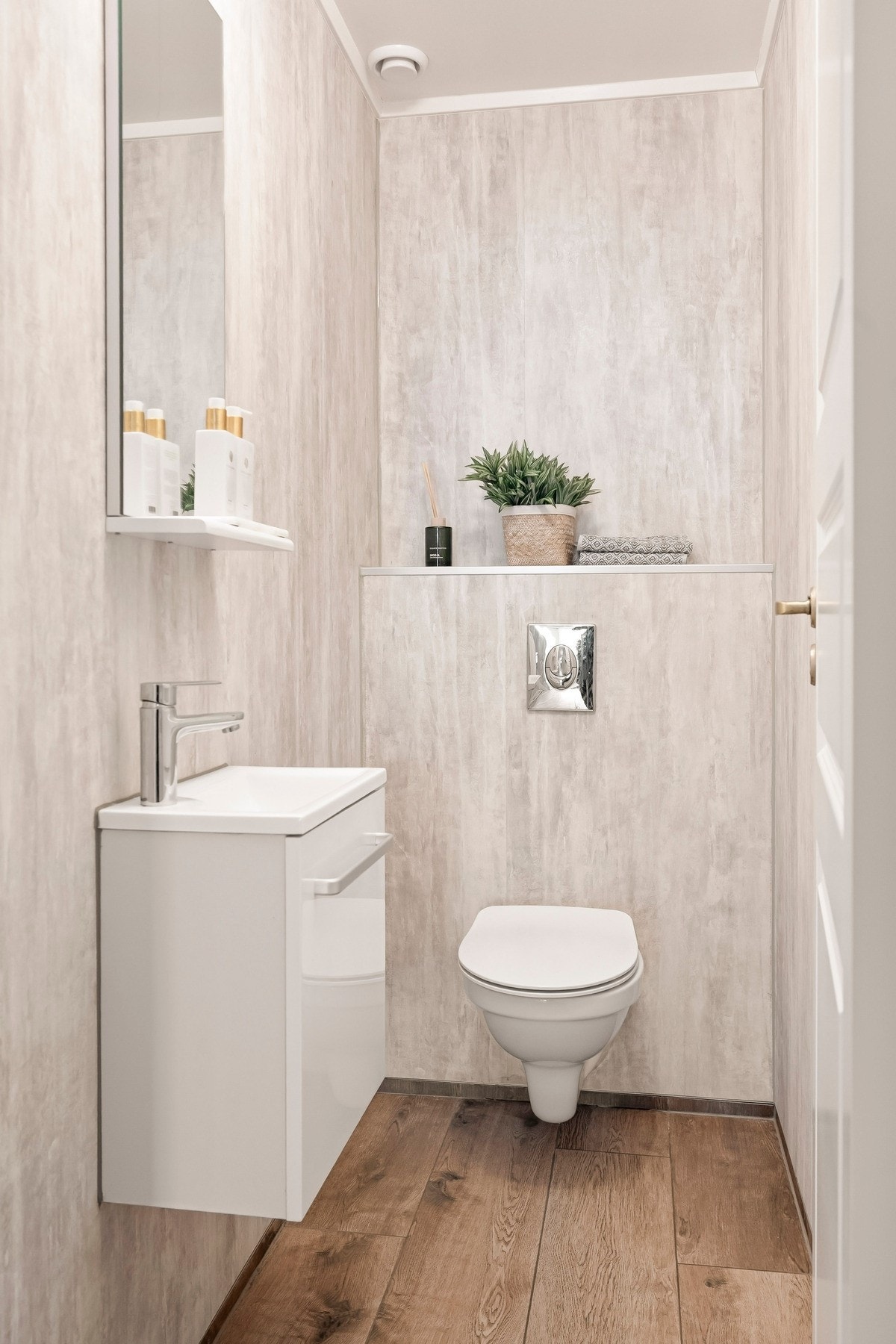 I tilknytning til entreen er det et toalettrom som ble pusset opp i 2021. Galleribilde