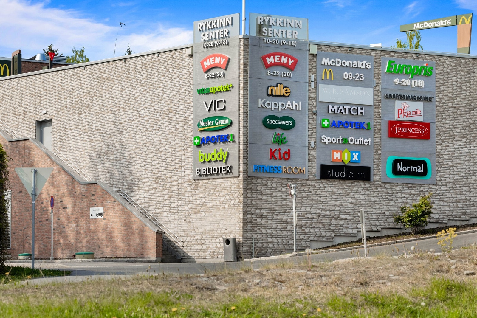 Det er gangavstand til Rykkinn senter som er blitt et moderne senter med de fleste servicetilbud. Galleribilde