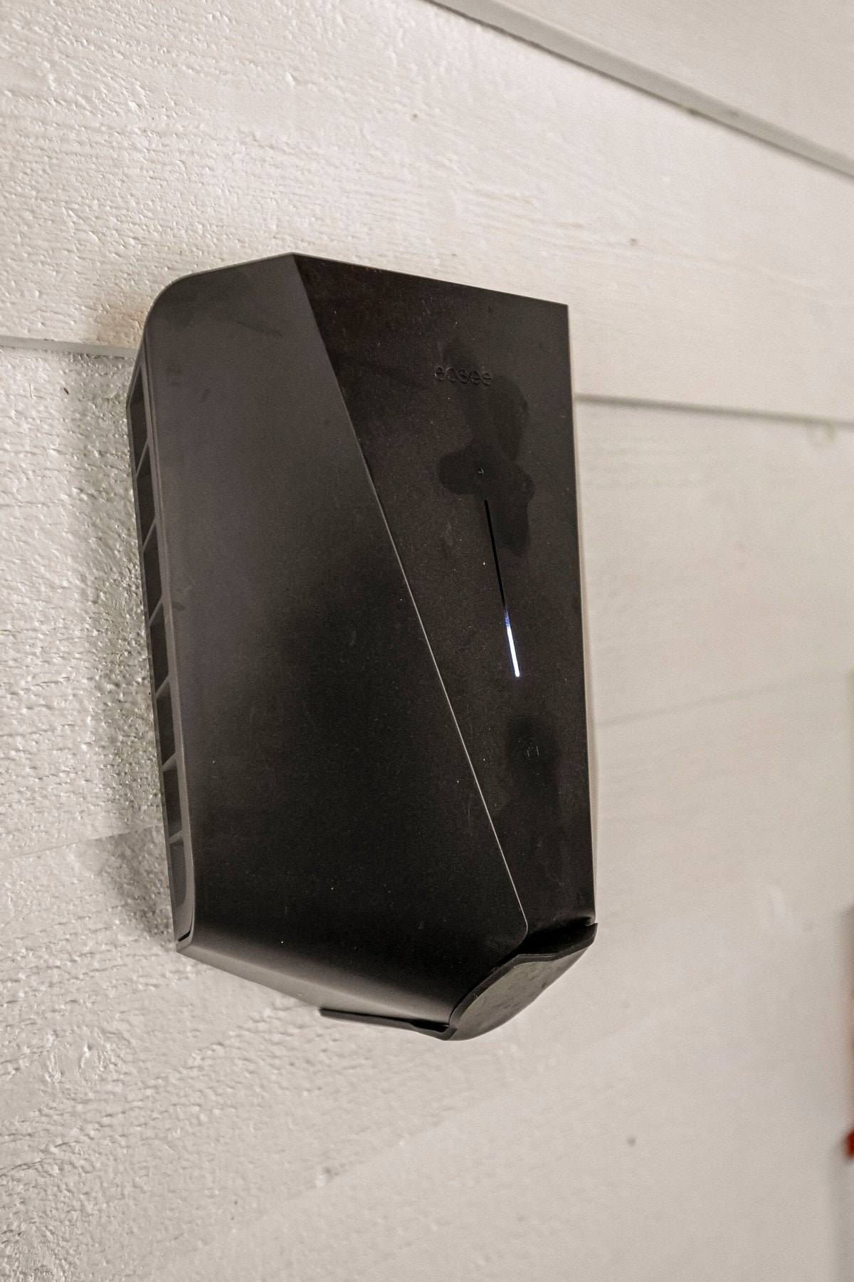 Parkering gjøres i carport med en parkeringsplass med elbillader og to boder. Galleribilde