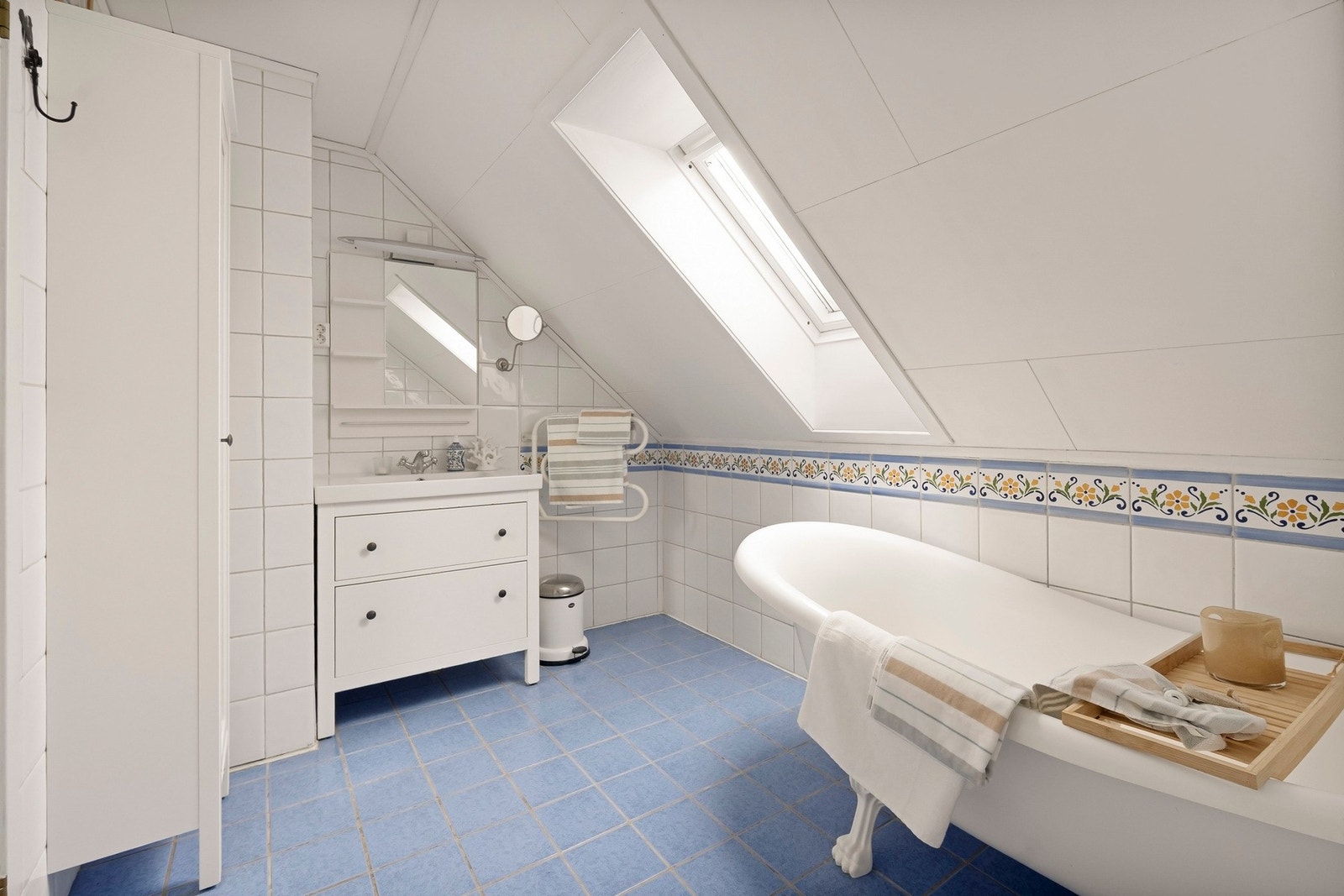 Flislagt bad fra 1994 med behagelig gulvvarme og frittstående badekar. Galleribilde