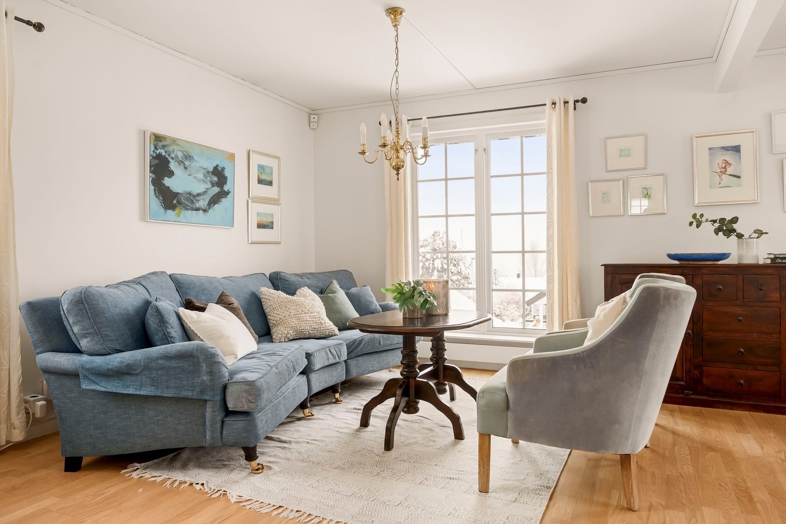 Gulvet er dekket med parkett og veggene er malt lyse. Galleribilde