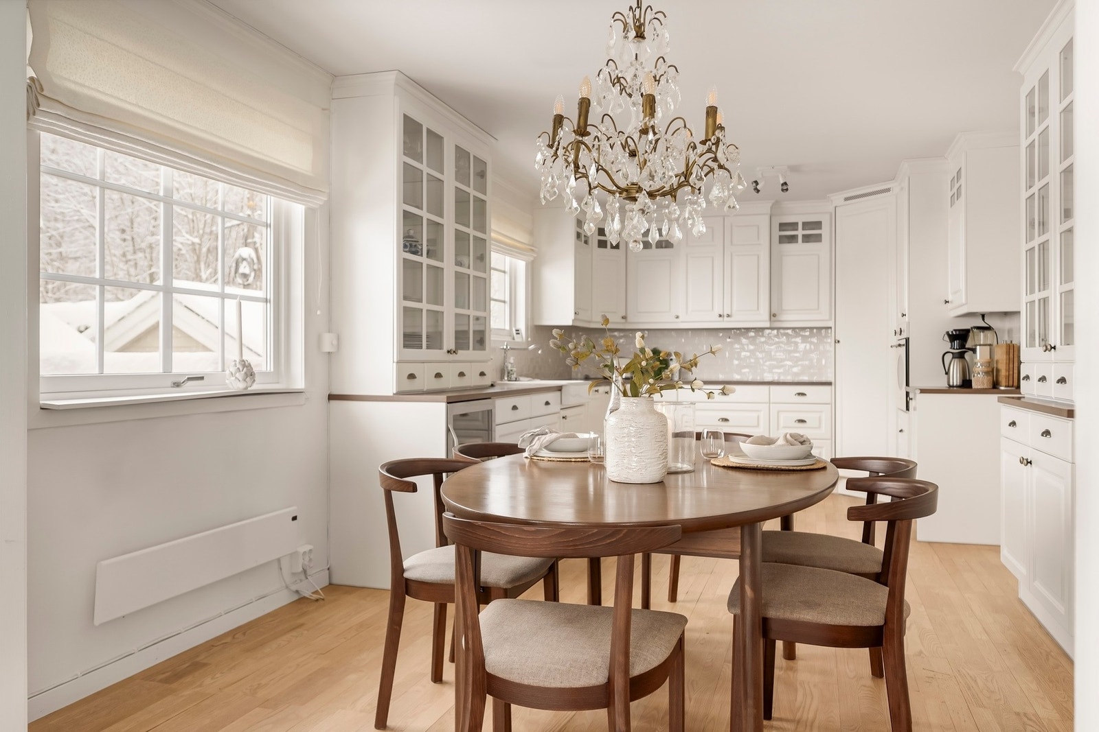 Samt et spisebord hvor hele familien kan samles til frokost. Galleribilde