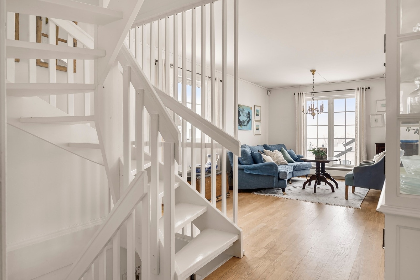 Gulvet er dekket med parkett og veggene er malt lyse. Galleribilde