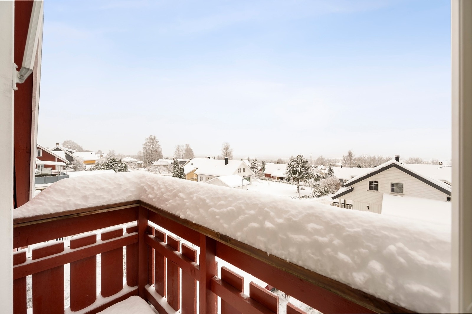 Fra soverommet er det utgang til en sydvendt balkong hvor du kan nyte morgenkaffen. Her bor man høyt i terrenget med flott utsikt! Galleribilde