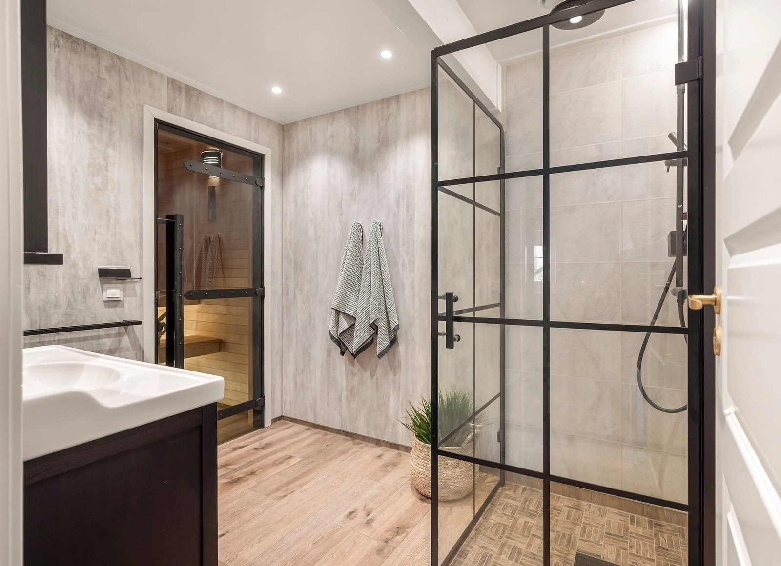 Videre inneholder badet et vegghengt toalett og dusjhjørne med innfellbare glassdører. Galleribilde