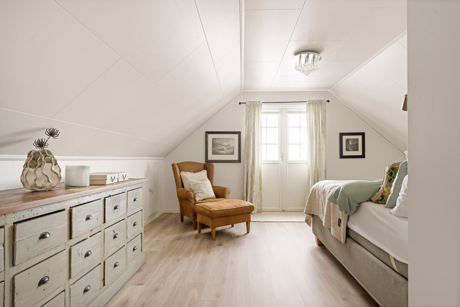 Soverommet har adkomst til kott på to sider som byr på godt med lagringsplass. (ikke godkjent) Galleribilde