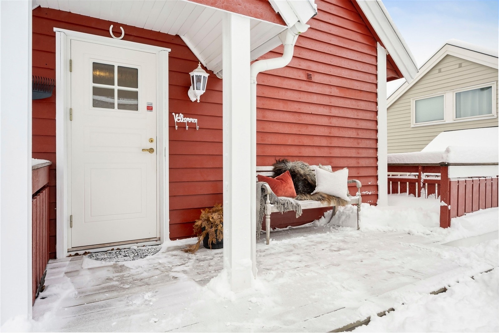 Vaskerommet har eget inngangsparti pent opparbeidet med terrasse. Galleribilde