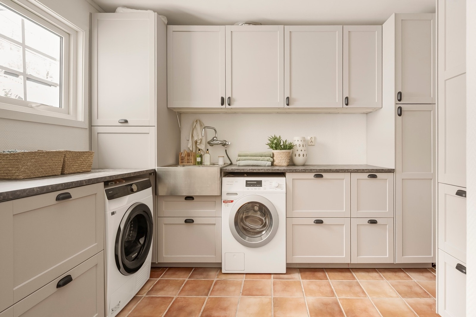 Boligen har et praktisk og pent vaskerom med flislagt gulv fra 2018. Galleribilde