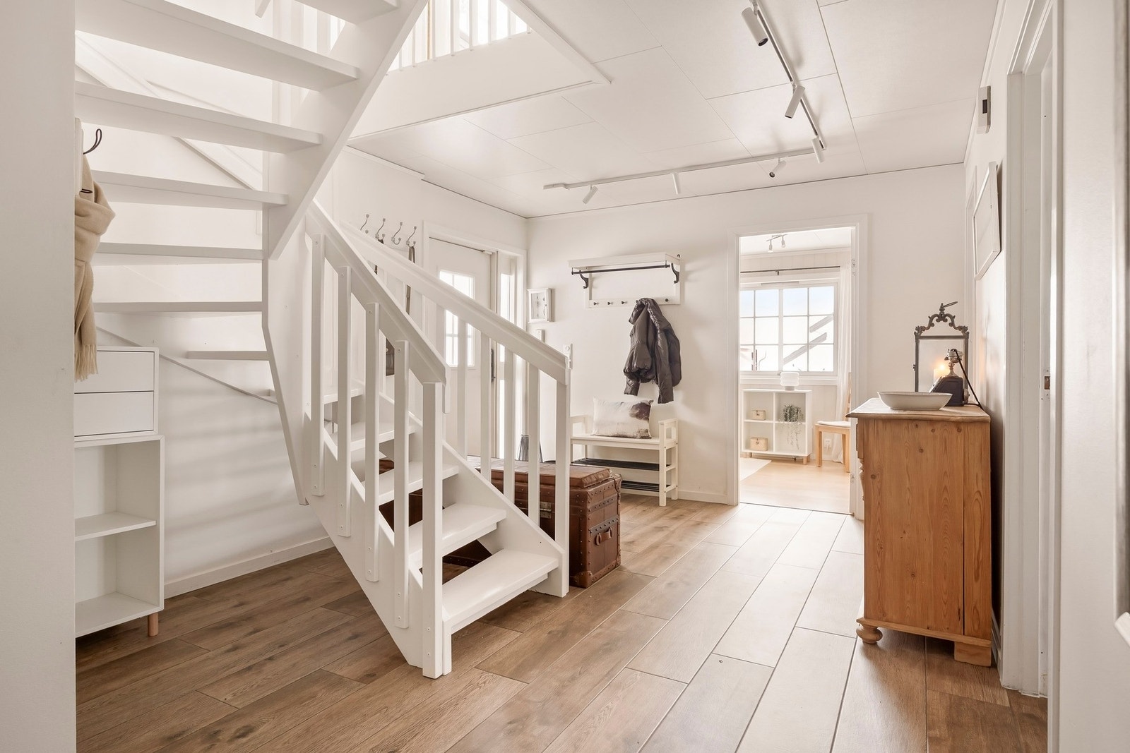 Velkommen inn! Det første som møter deg er en lys og romslig entré som gir et godt førsteinntrykk av boligen. Galleribilde