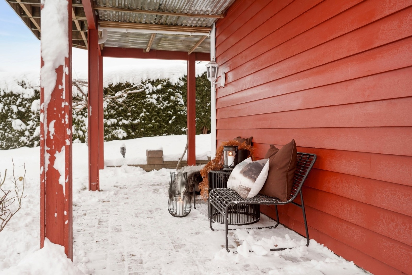 Videre har boligen er stor og frodig hage med hellelagt uteplass, gressplen og frukttrær. Galleribilde