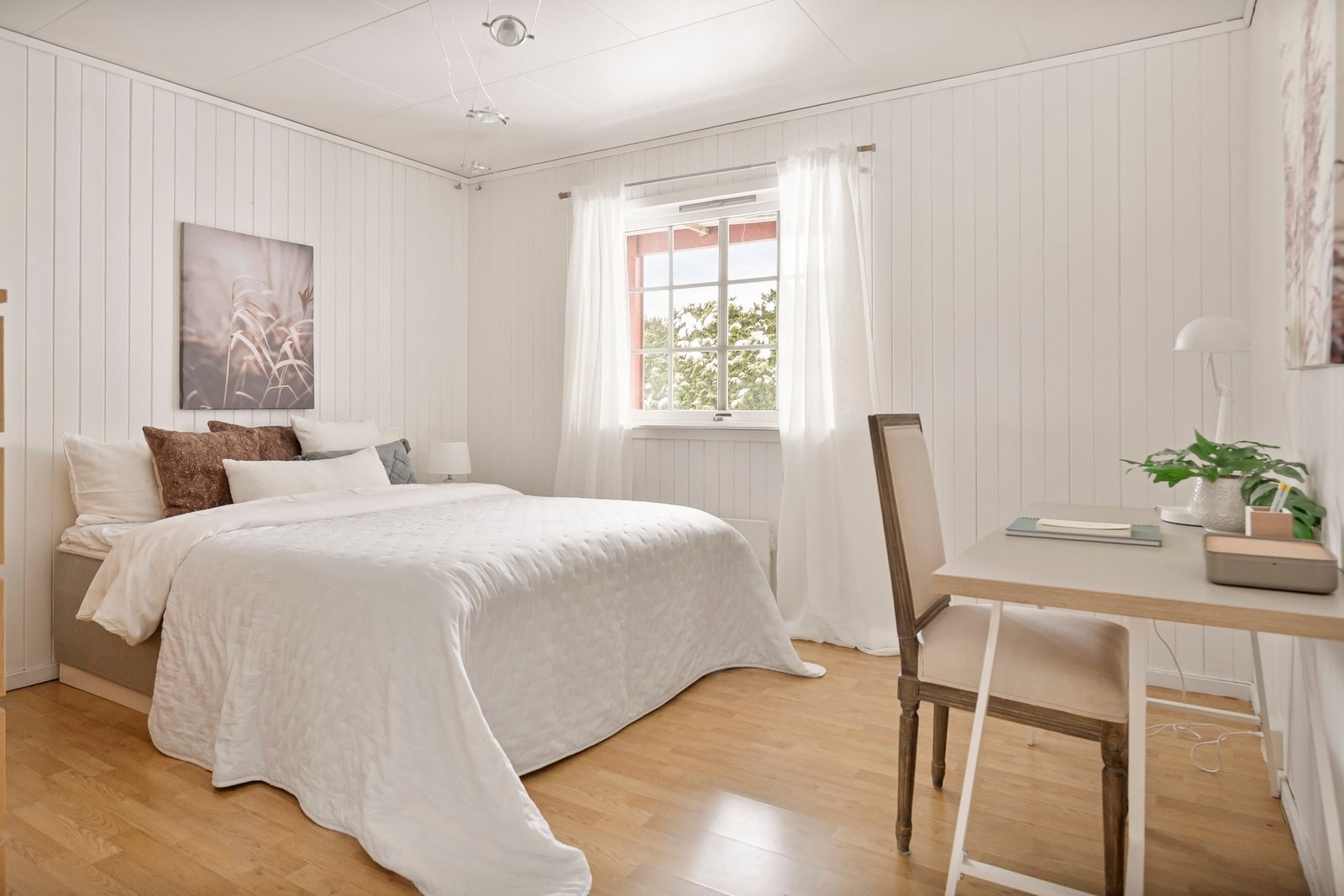 Alle soverom har malte vegger og gulv belagt med slitesterk laminat fra ca. 2018. Galleribilde