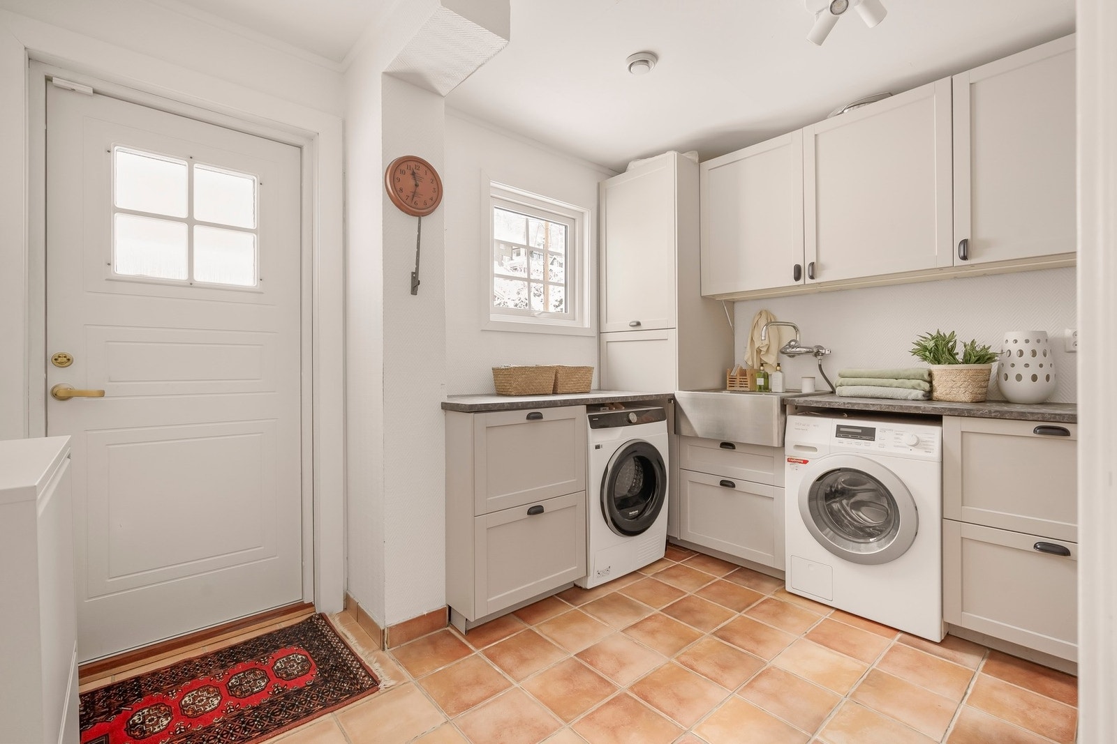 Vaskerommet er innredet med en benkeplate av laminat med nedfelt vaskekum, samt skap- og skuffeinnredning fra 2022. Galleribilde