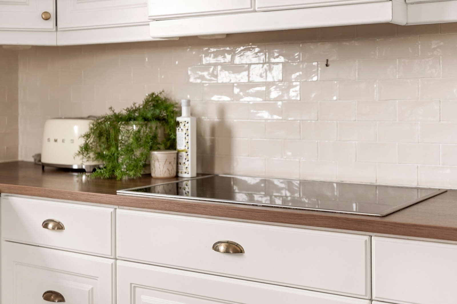 Flaten over kjøkkenbenken er flislagt, noe som bidrar til enkelt vedlikehold og forhindrer skader på vegg som følge av vannsprut eller stekeos. Galleribilde