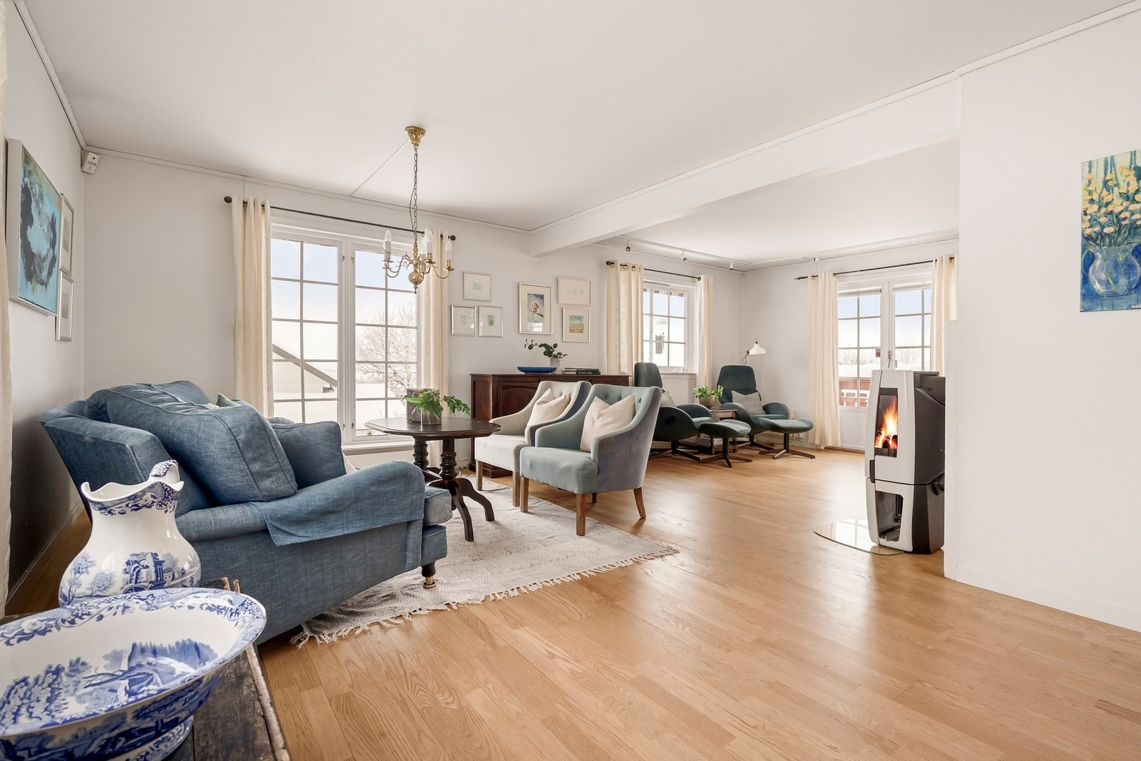 Store vindusflater fra flere sider gir gode lysforhold. Galleribilde