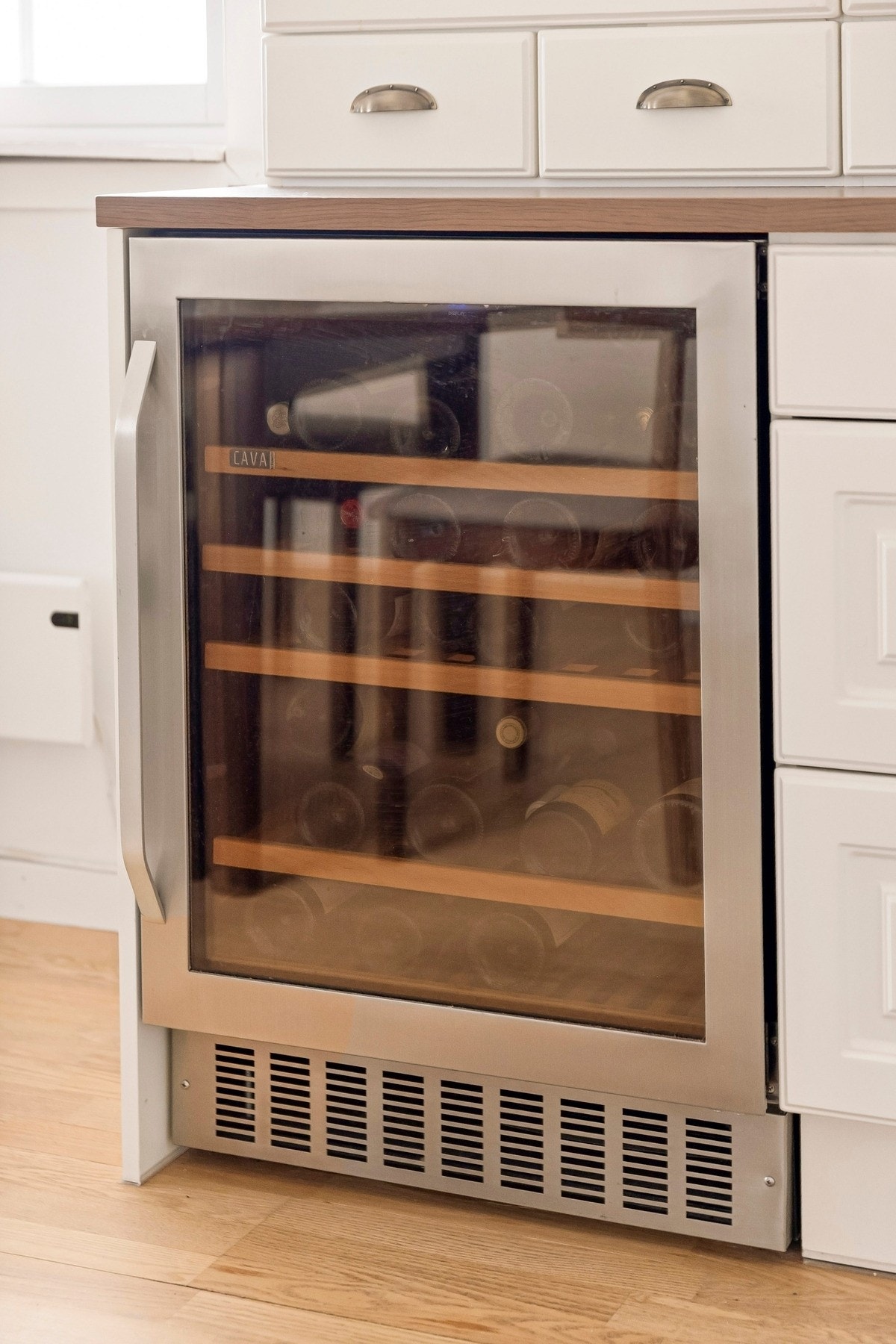 Hvitevarer bestående av integrert platetopp, stekeovn, vinskap, oppvaskmaskin og kjøleskap, medfølger salget. Galleribilde