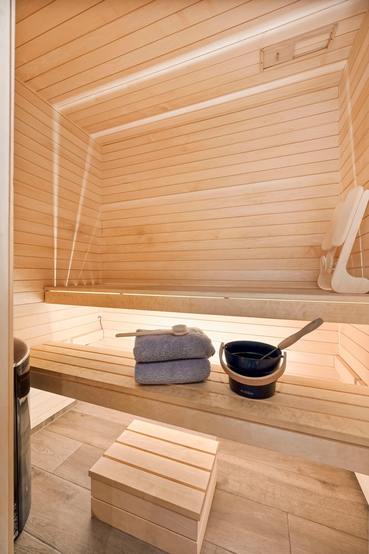 Fra badet er det adkomst til en badstue innredet med badstueovn, sittebenker og elektrisk badstueovn. Galleribilde