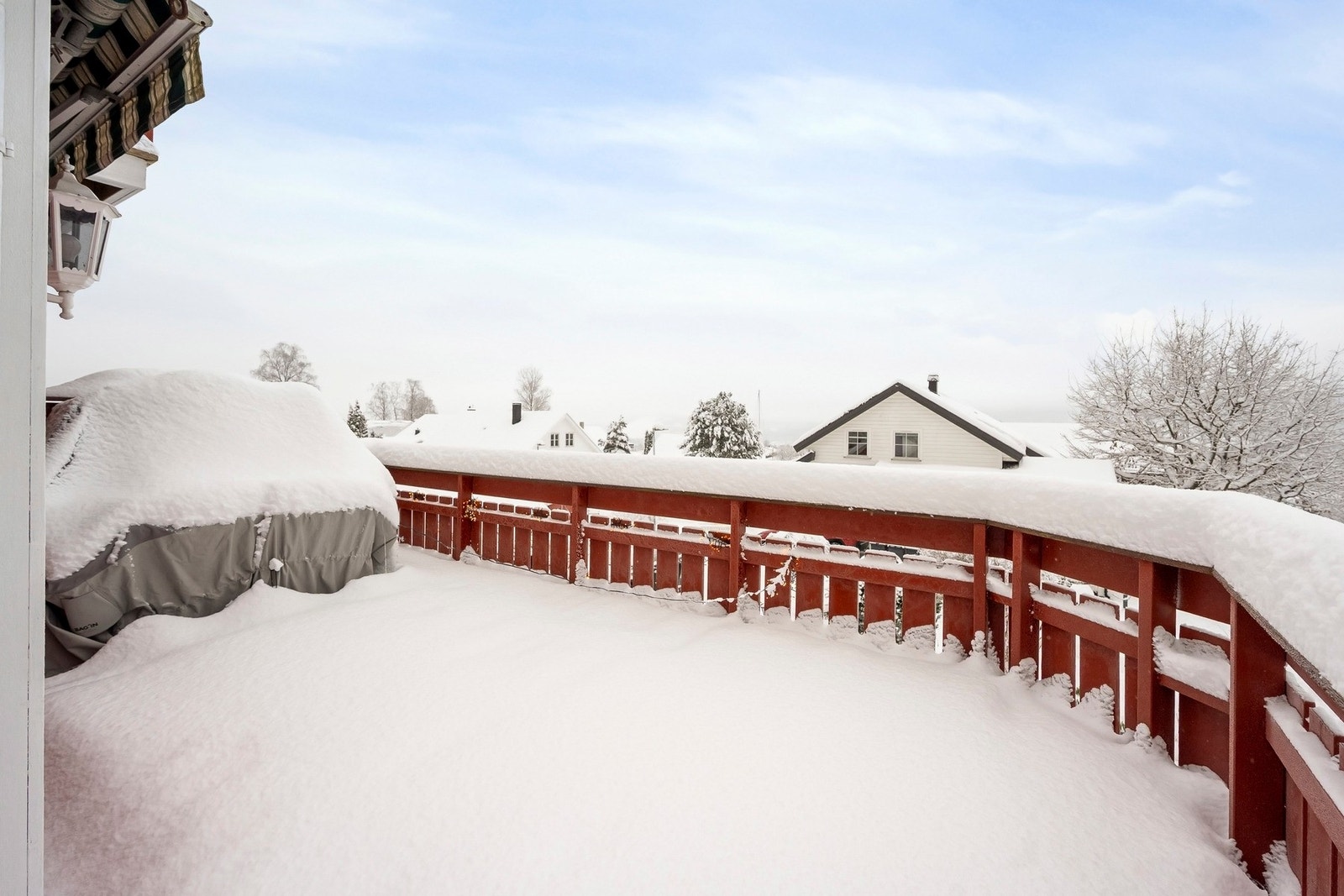 Det er rikelig med plass til ønsket utemøblement som en sittegruppe, grill og dekorativ beplantning. Galleribilde