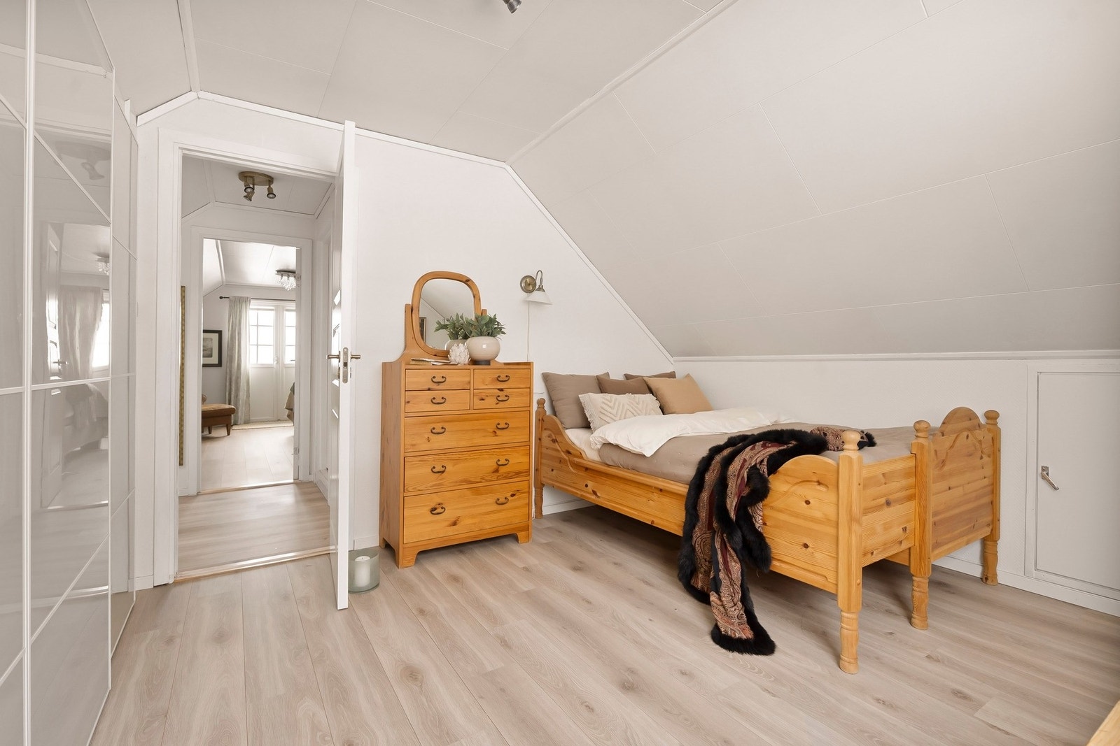 Det andre soverommene er også av god størrelse med plass til en seng, nattbord og en oppbevaringsløsning. (ikke godkjent) Galleribilde