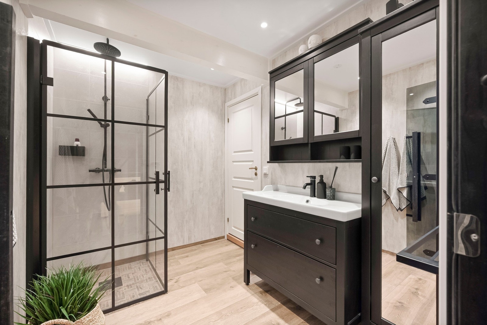 I boligens underetasje er det et moderne, flislagt bad fra 2020 med behagelig gulvvarme. Galleribilde