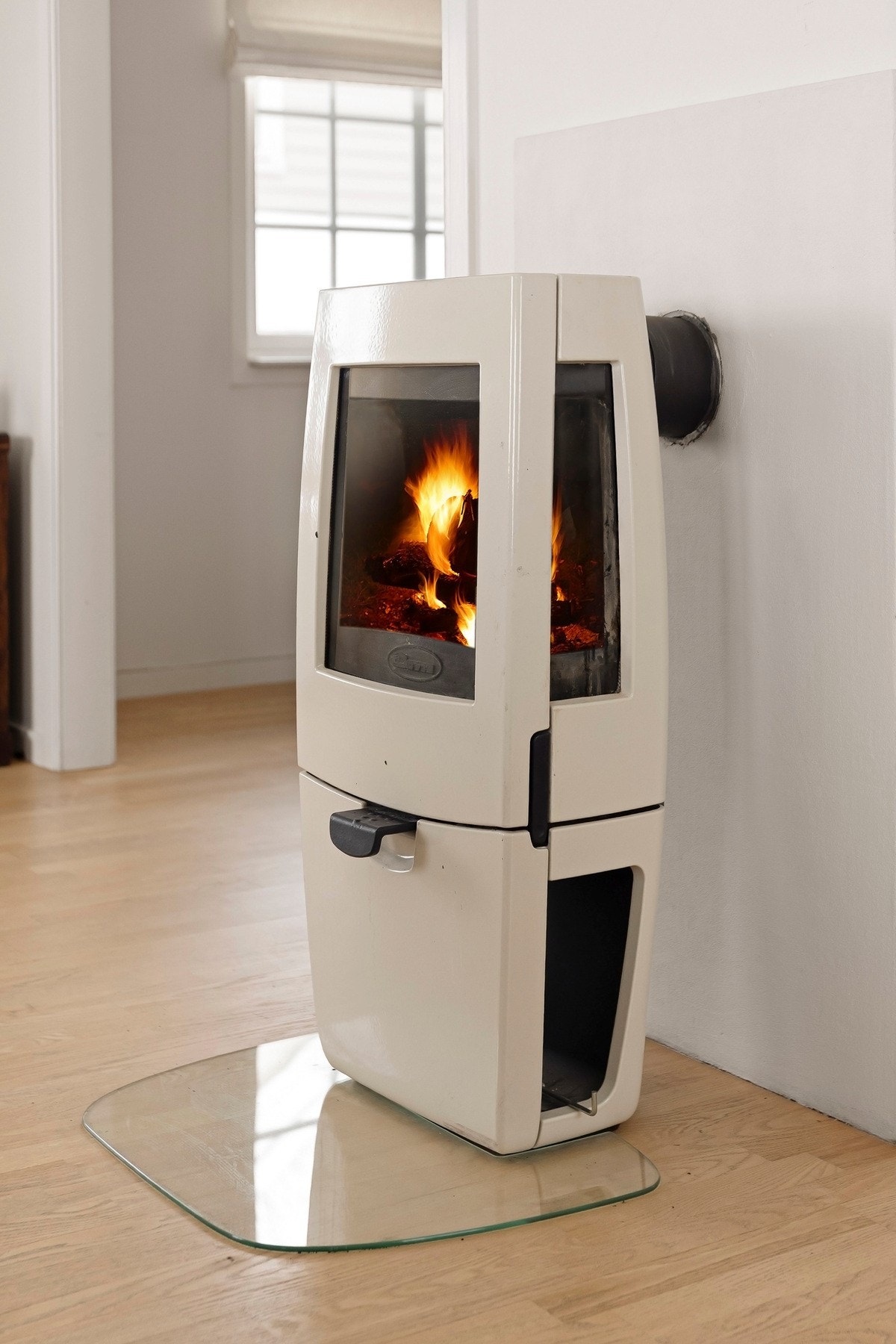 Sentralt i rommet er det en flott peisovn fra Dovre, som byr på ekstra varme og lun atmosfære på kalde dager. Galleribilde