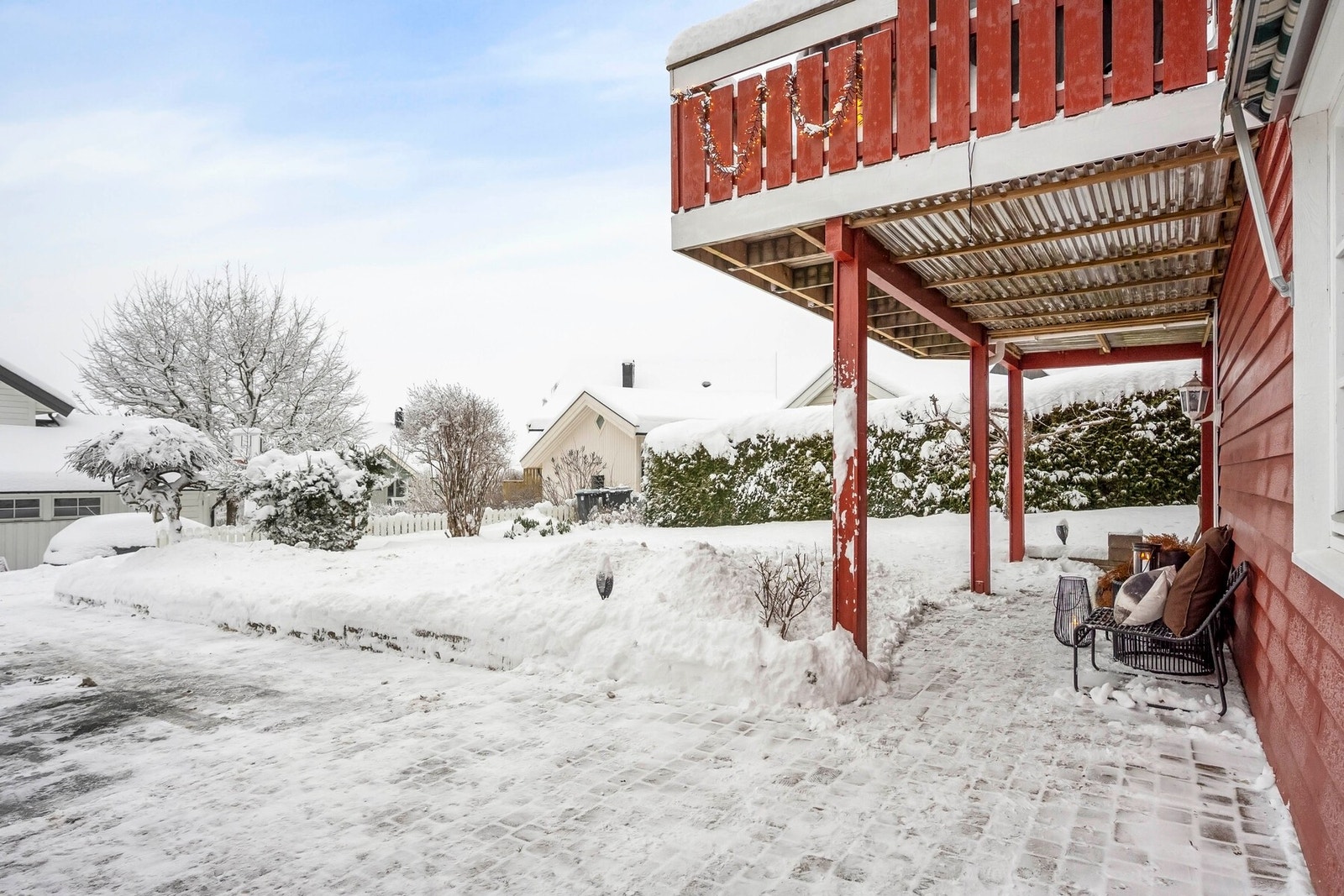 Videre har boligen er stor og frodig hage med hellelagt uteplass, gressplen og frukttrær. Galleribilde