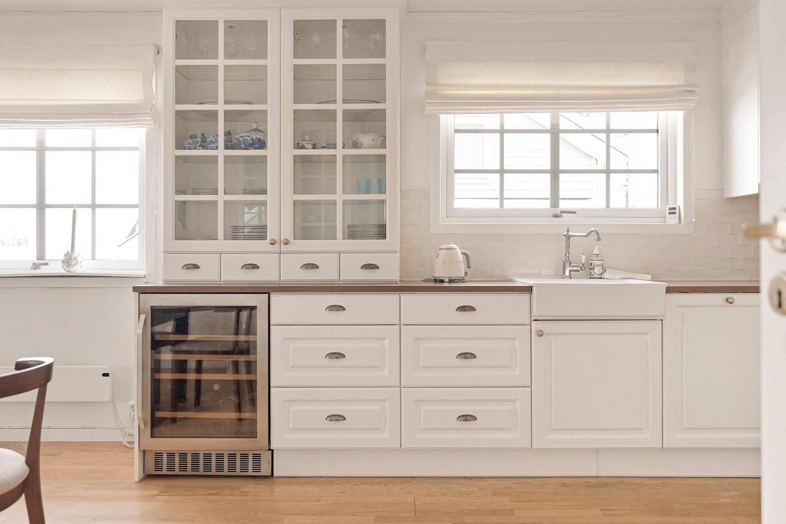 Hvitevarer bestående av integrert platetopp, stekeovn, vinskap, oppvaskmaskin og kjøleskap, medfølger salget. Galleribilde