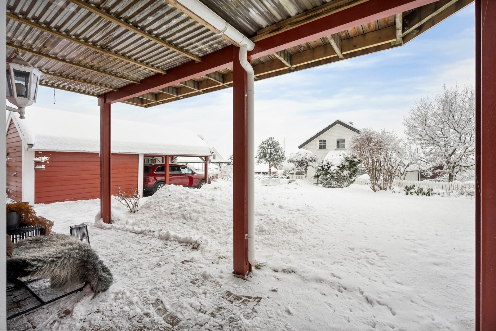 Videre har boligen er stor og frodig hage med hellelagt uteplass, gressplen og frukttrær. Galleribilde