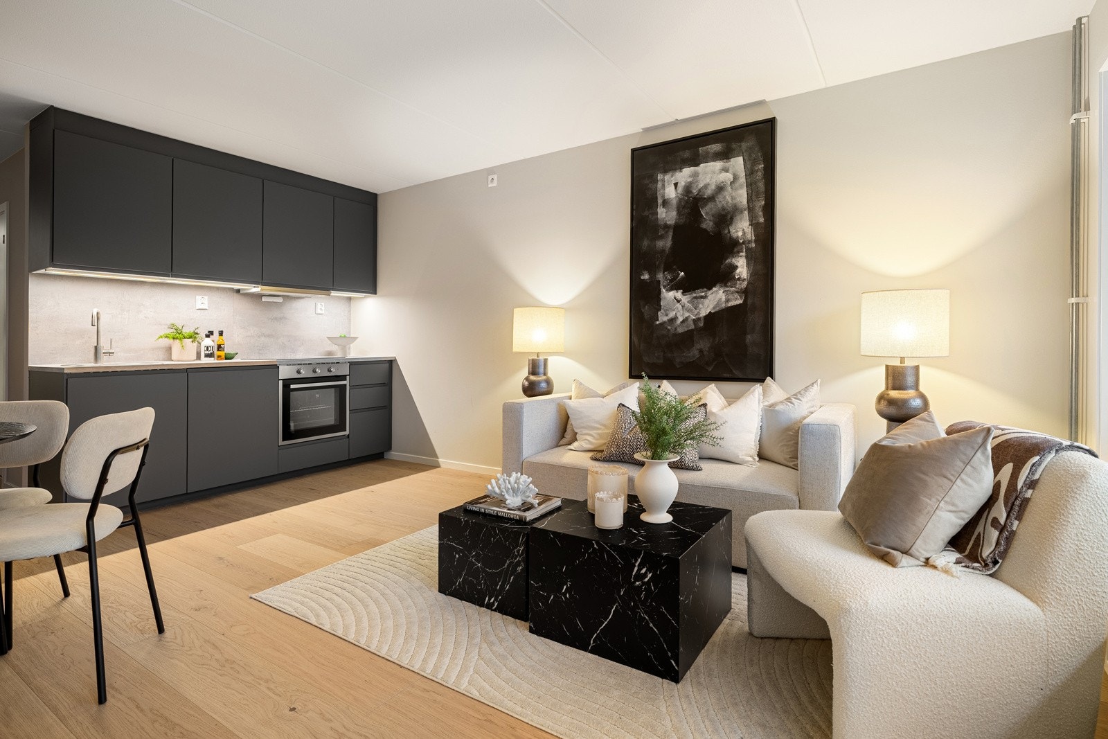 Det er fin plass til sofamøblement, spisebord og annen ønsket møblering. Galleribilde
