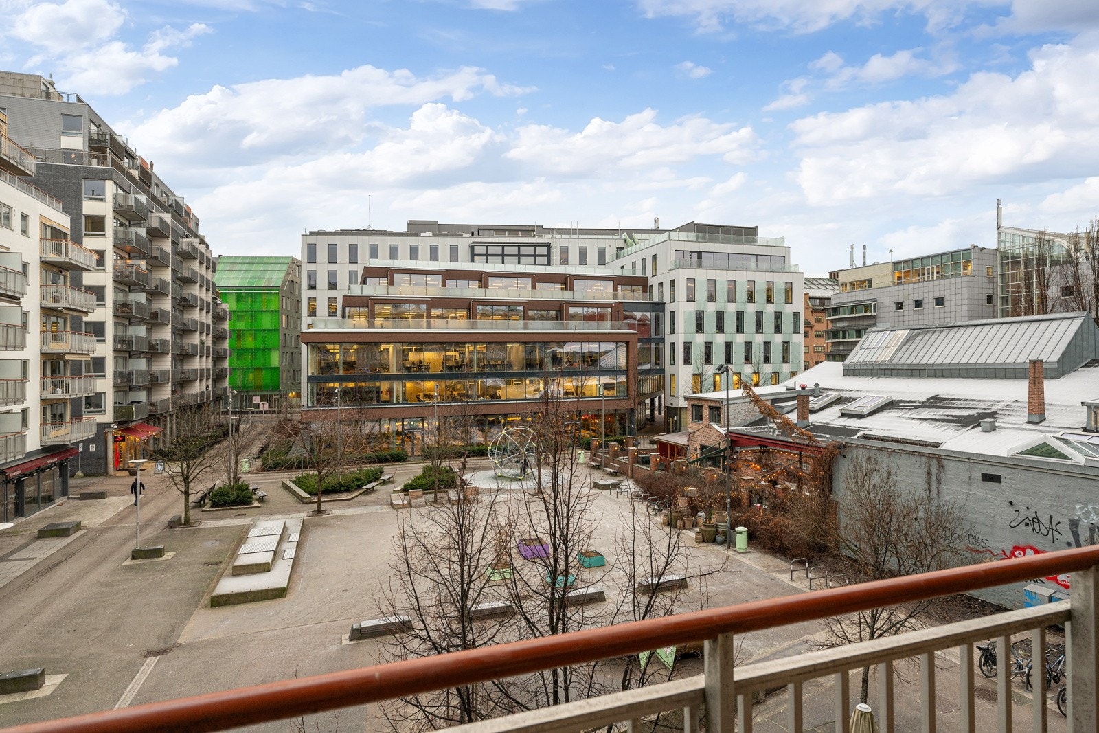 Luftig utsyn over Teaterplassen fra leiligheten. Galleribilde