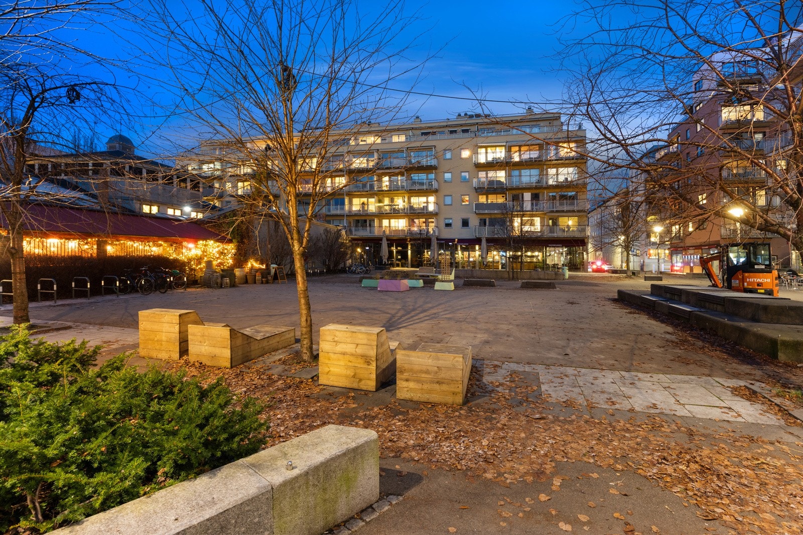 Teaterplassen på kveldstid. Galleribilde