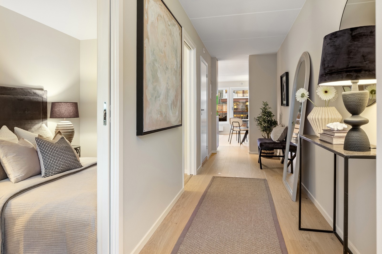 Avlang gang med adkomst til soverom, baderom og stue/kjøkken. I gangen er det plass til reol, kommode og/eller garderobeløsning. Galleribilde