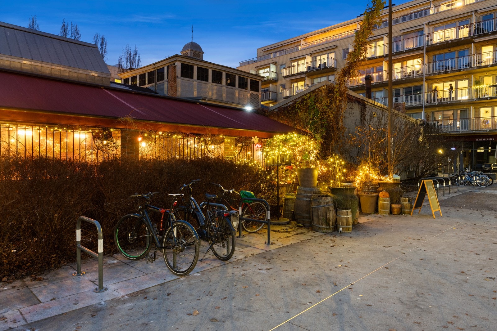 Teaterplassen på kveldstid. Galleribilde