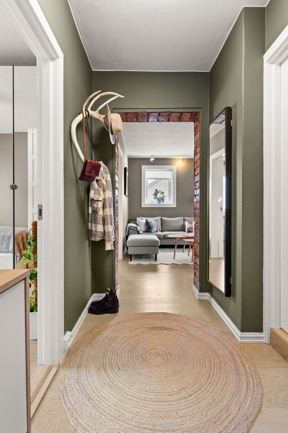 Entréen fungerer som et bindeledd i boligen og tar deg videre til stue, ett soverom og bad. Galleribilde