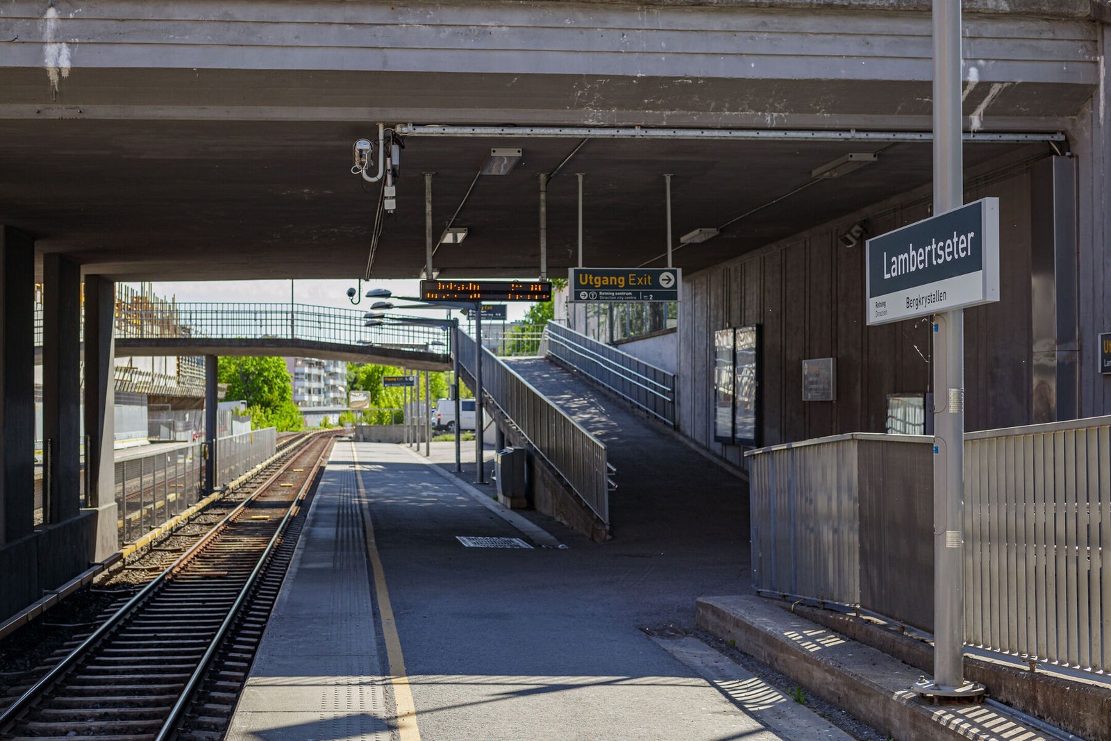 Kun 1 minutt gange til Lambertseter t-banestasjon. Galleribilde