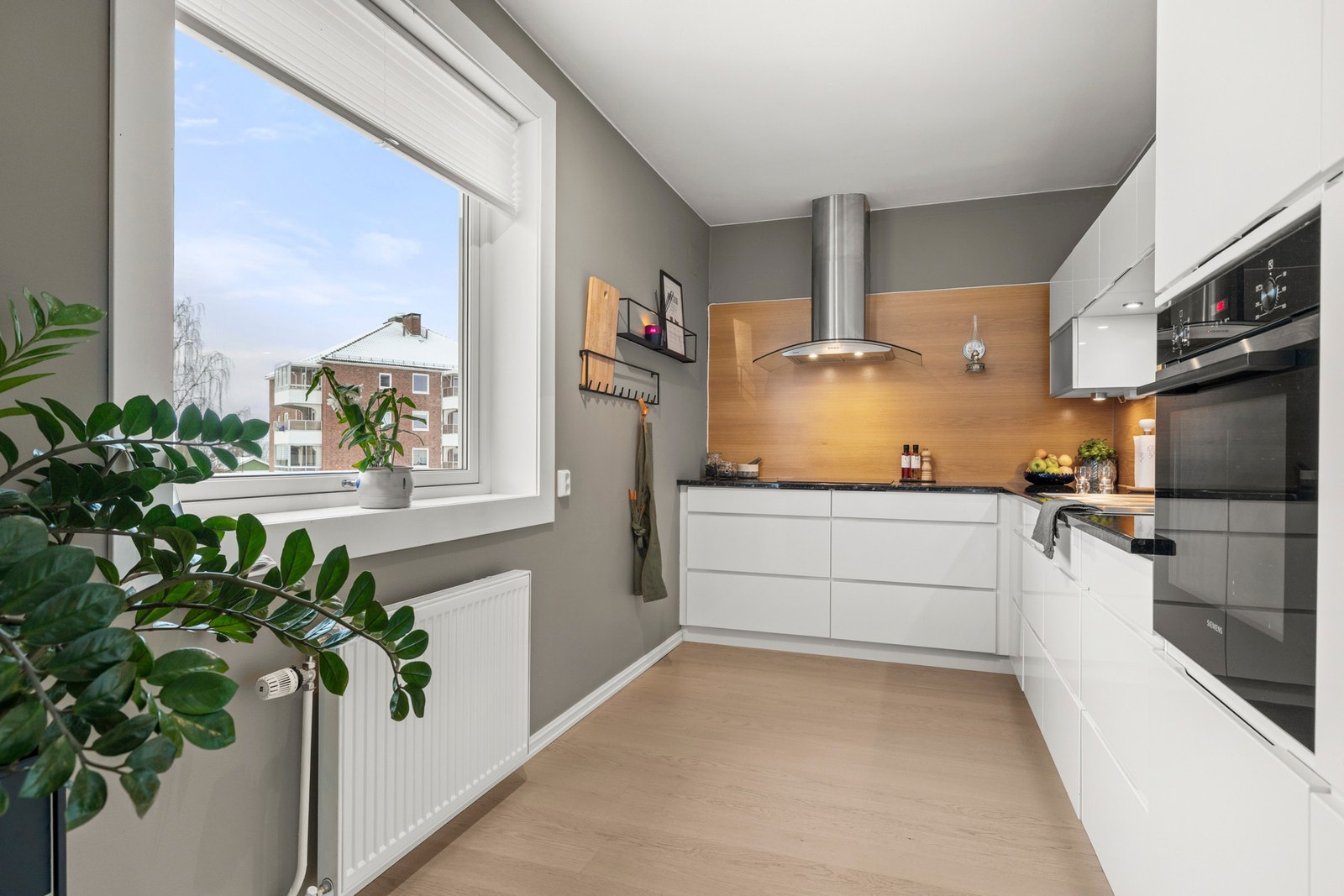 Hvitevarer er levert av Bosch og Siemens. Stekeovnen er ny fra 2025. Galleribilde