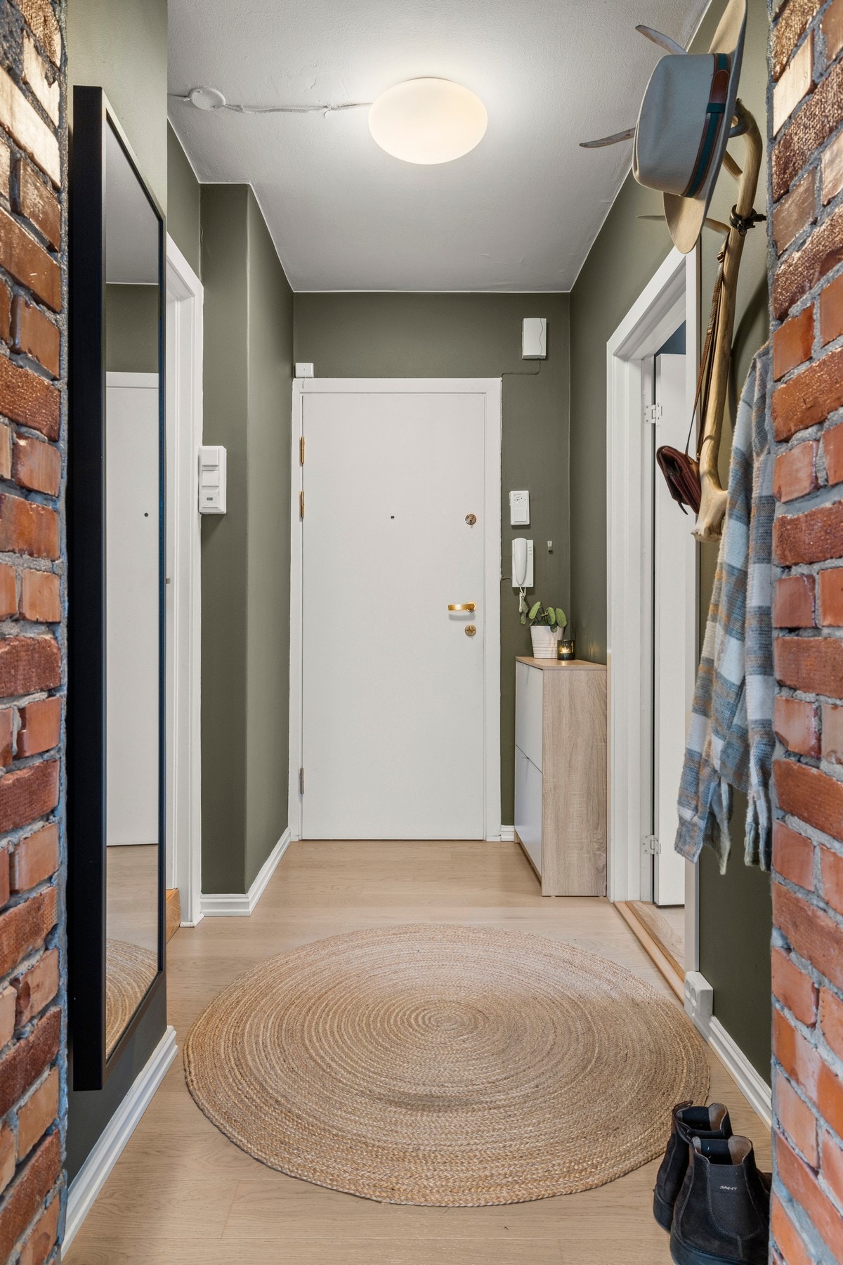 Hyggelig inngangsparti med opphengsmulihgheter. Galleribilde