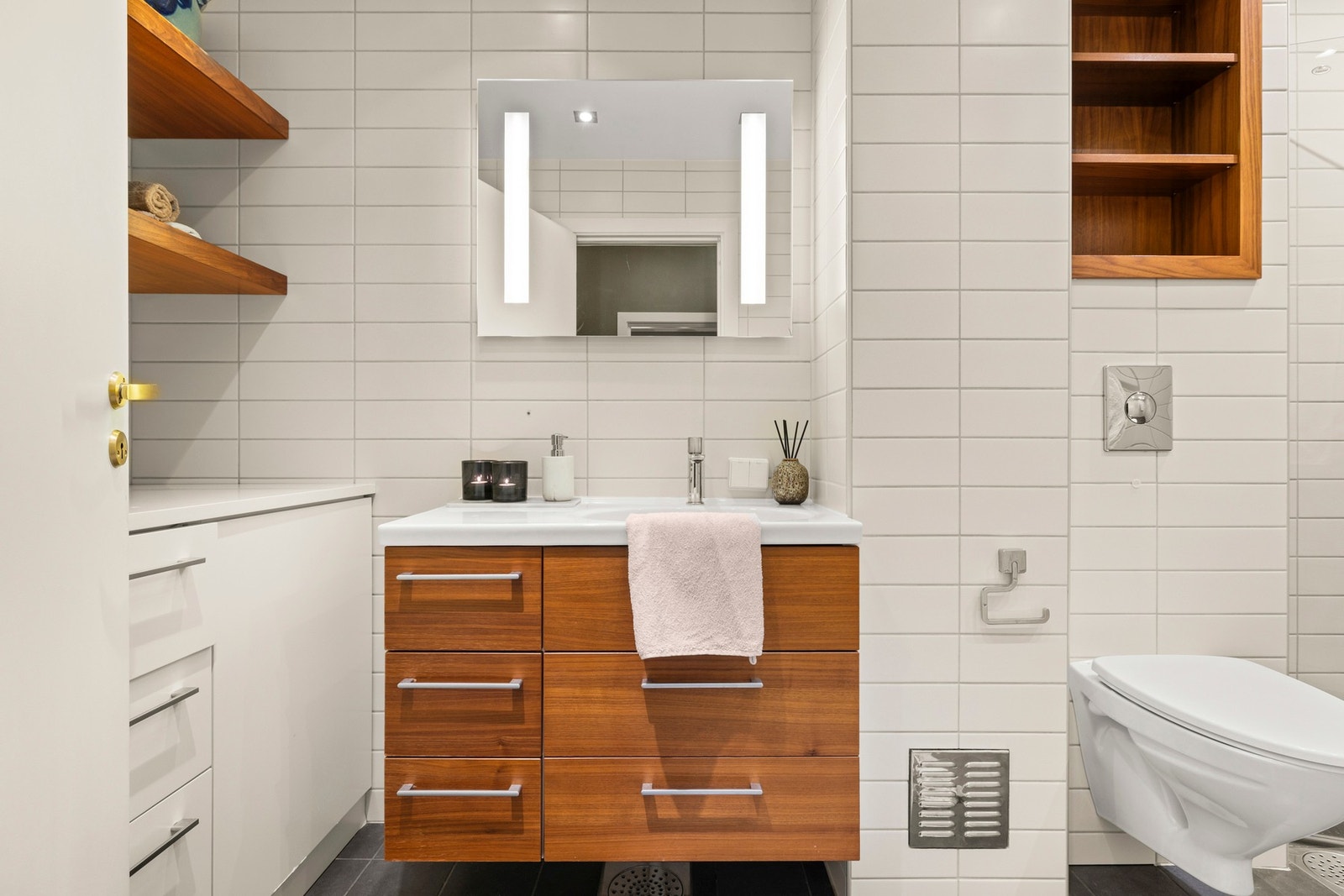 Badet er utvidet og har godt med skap- og oppbevaringsmuligheter. Galleribilde