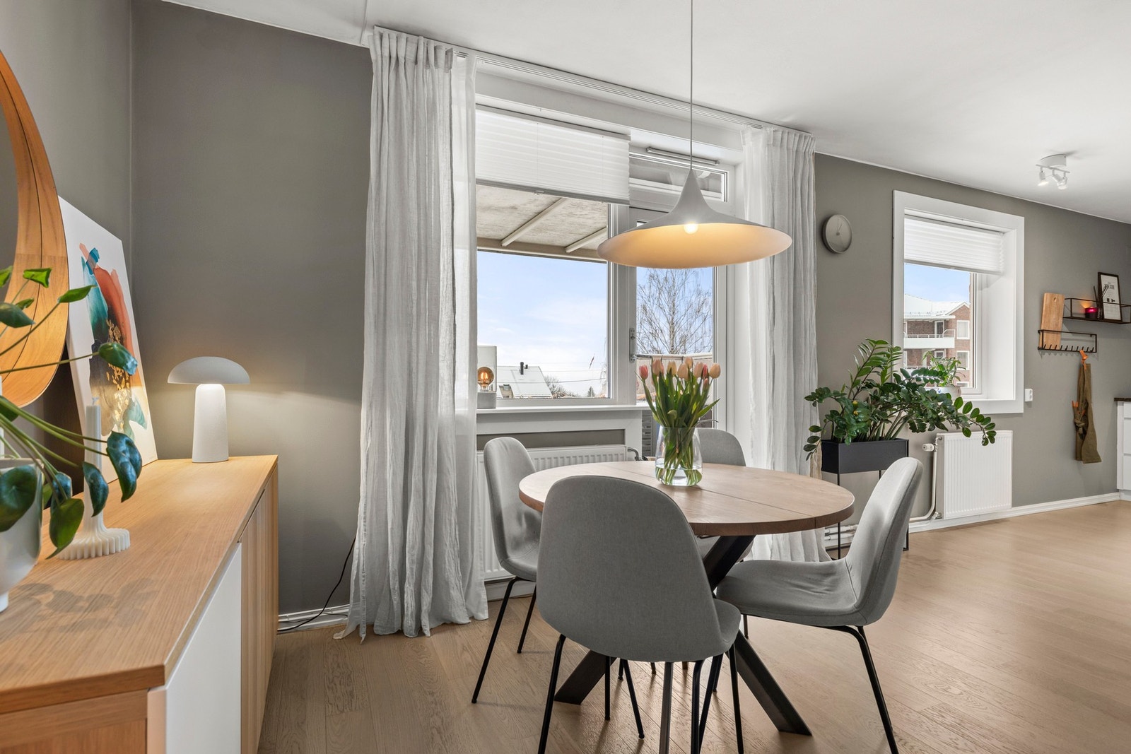 Boligen varmes opp med radiatorer - og fyring er inkludert i felleskostnadene. Lave strømutgifter. Galleribilde