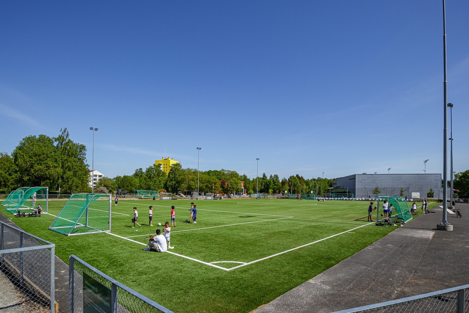 En rekke fritidstilbud i nærområdet. Her er Lambertseter idrettsanlegg kun ca 5 minutters spasertur unna. Galleribilde