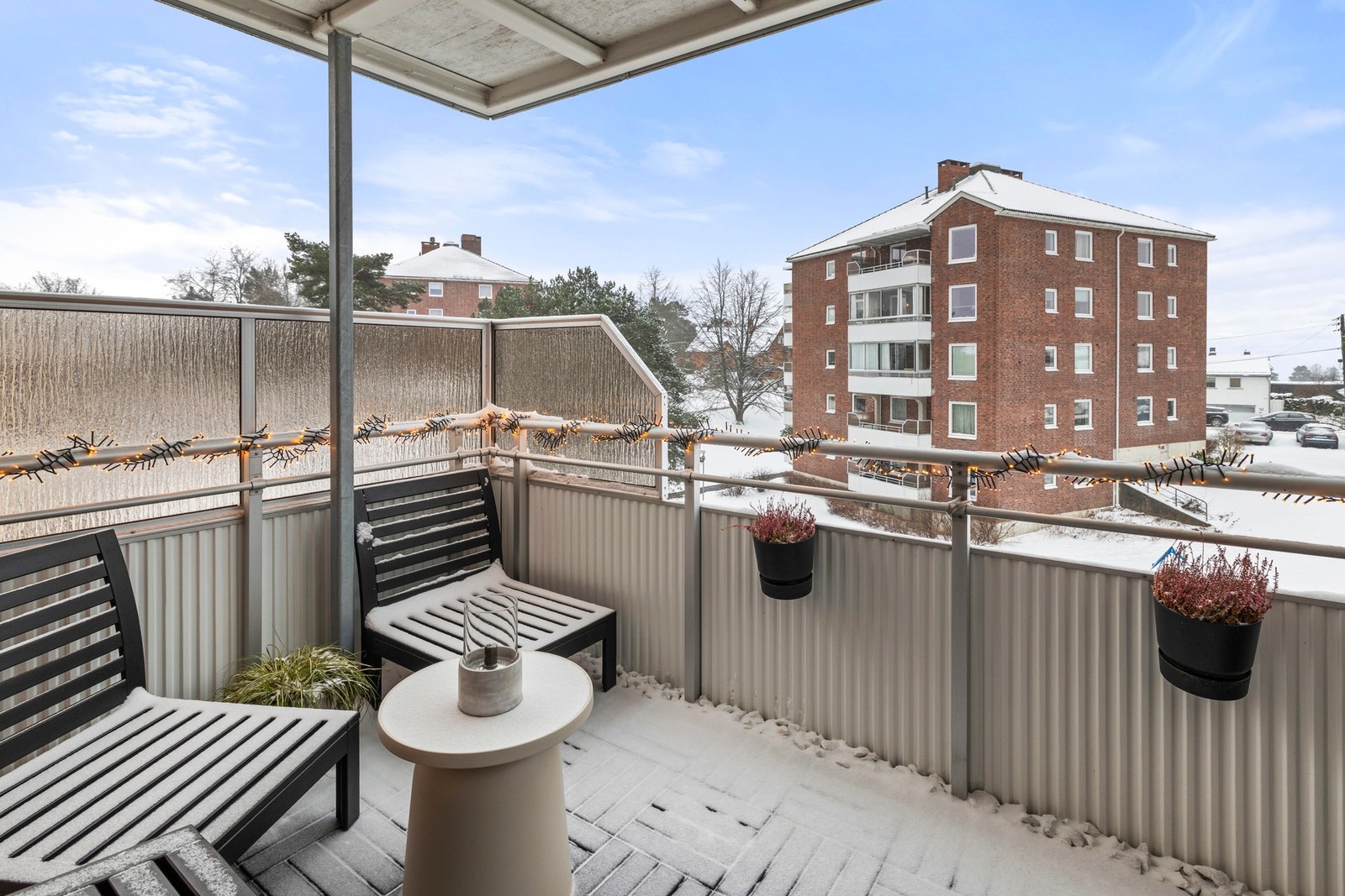 Balkongen er overbygd, og har hyggelig utsyn over nærområdet. Galleribilde