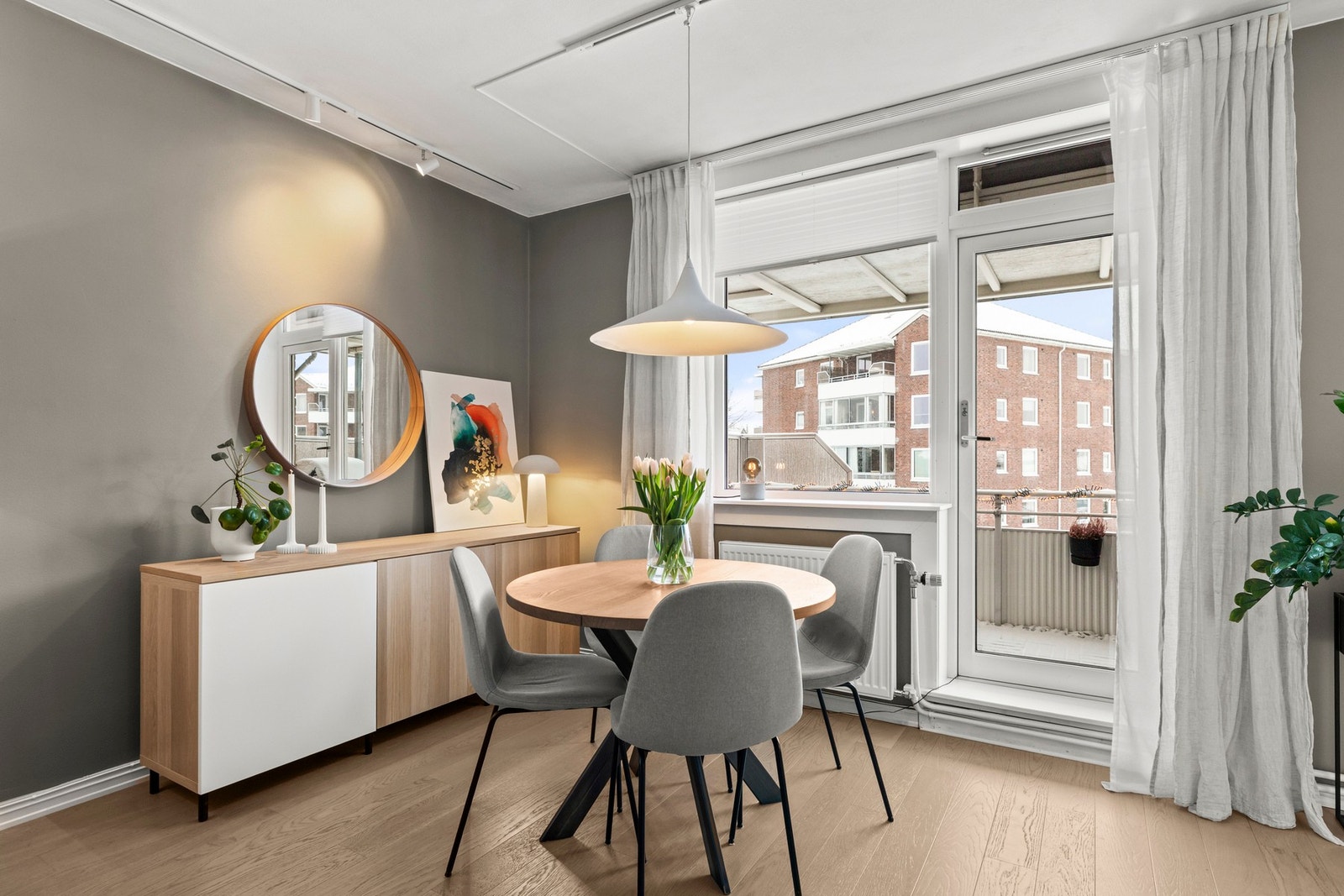 Fra stuen er det utgang til solrik, sydvestvendt balkong. Galleribilde